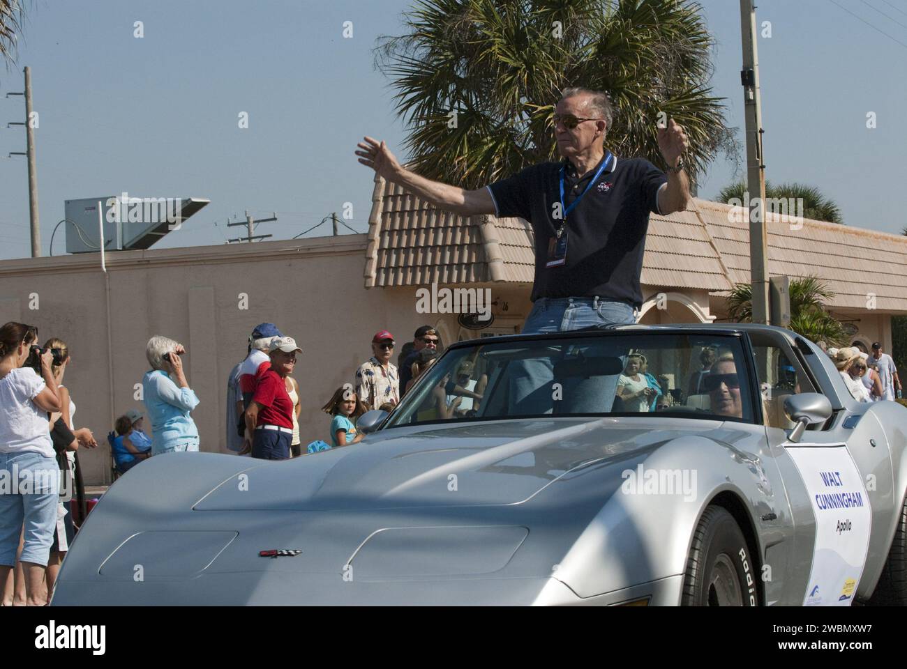 Der pensionierte Apollo-Astronaut Walt Cunningham schwingt während einer Gedenkparade in Cocoa Beach, Florida, bei der das 50-jährige Bestehen der NASA und Alan Shepards Mission Mercury/Freedom 7 gefeiert werden. Stockfoto
