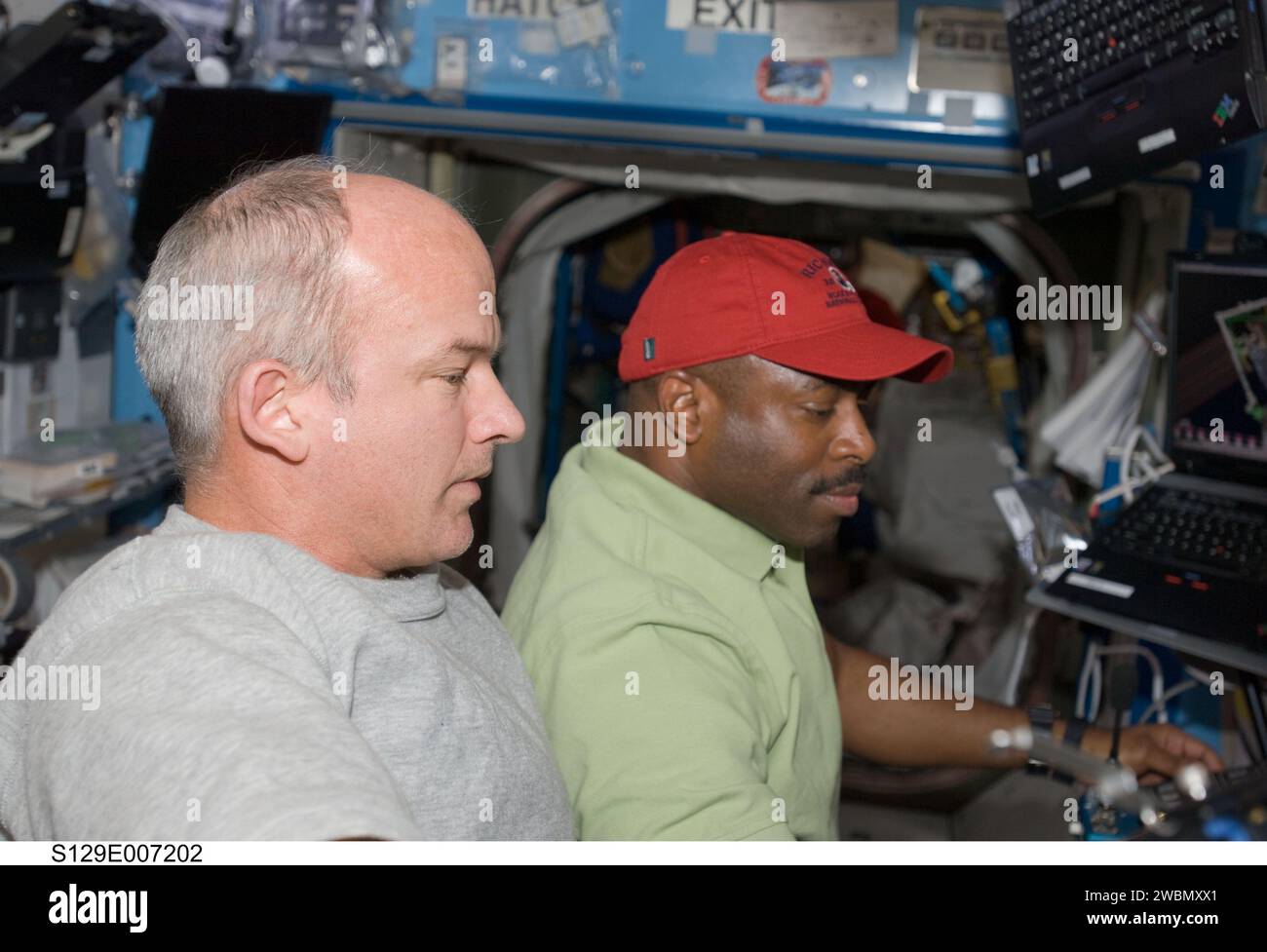 S129-E-007202 (21. November 2009) --- NASA-Astronauten Jeffrey Williams (links), Expedition 21 Flugingenieur und Leland Melvin, STS-129-Missionsspezialist, unterstützen die außerfahrzeugseitige Aktivität der Astronauten Mike Foreman und Randy Bresnik aus der Trikotärmelmiere der Internationalen Raumstation. Während Foreman und Bresnik draußen arbeiteten, arbeiteten zehn international vertretene Astronauten und Kosmonauten an Bord des Space Shuttle Atlantis und der Internationalen Raumstation, um ihre Aufgaben zu unterstützen. Stockfoto
