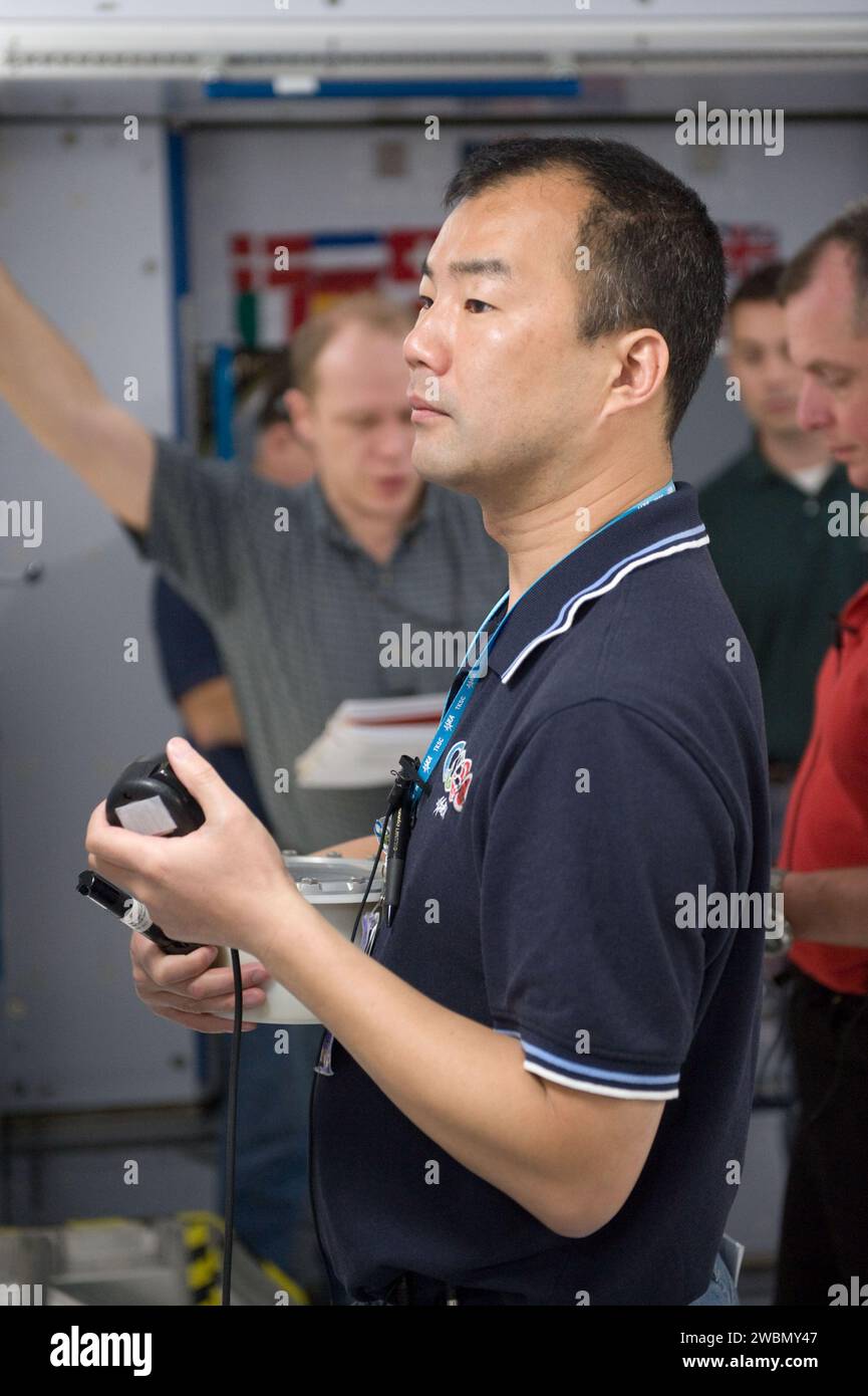 Der Astronaut Soichi Noguchi der Japan Aerospace Exploration Agency, der als Flugingenieur der Expedition 22/23 fungiert, nimmt an einem Notfalltraining in einem Modell der Internationalen Raumstation in der Raumfahrzeugmodellanlage der NASA Johnson Space Center Teil. Stockfoto