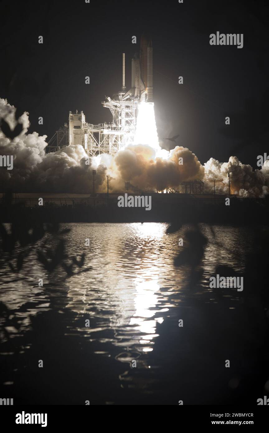 CAPE CANAVERAL, Fla. - Die Brillanz des Space Shuttle Discovery im Kennedy Space Center der NASA in Florida spiegelt sich im Wasser nahe der Startfläche 39A wider Die STS-131-Mission war pünktlich um 6:21 Uhr EDT. Die siebenköpfige Besatzung wird das Mehrzweck-Logistikmodul Leonardo liefern, gefüllt mit Vorräten, einem neuen Schlafplatz und wissenschaftlichen Racks, die in die Labore der Internationalen Raumstation transferiert werden. Die Besatzung wird auch ein Gyroskop am Stationsfachwerk ausschalten, einen Ersatz-Ammoniaktank installieren und ein japanisches Experiment aus der Stationsstation holen Stockfoto