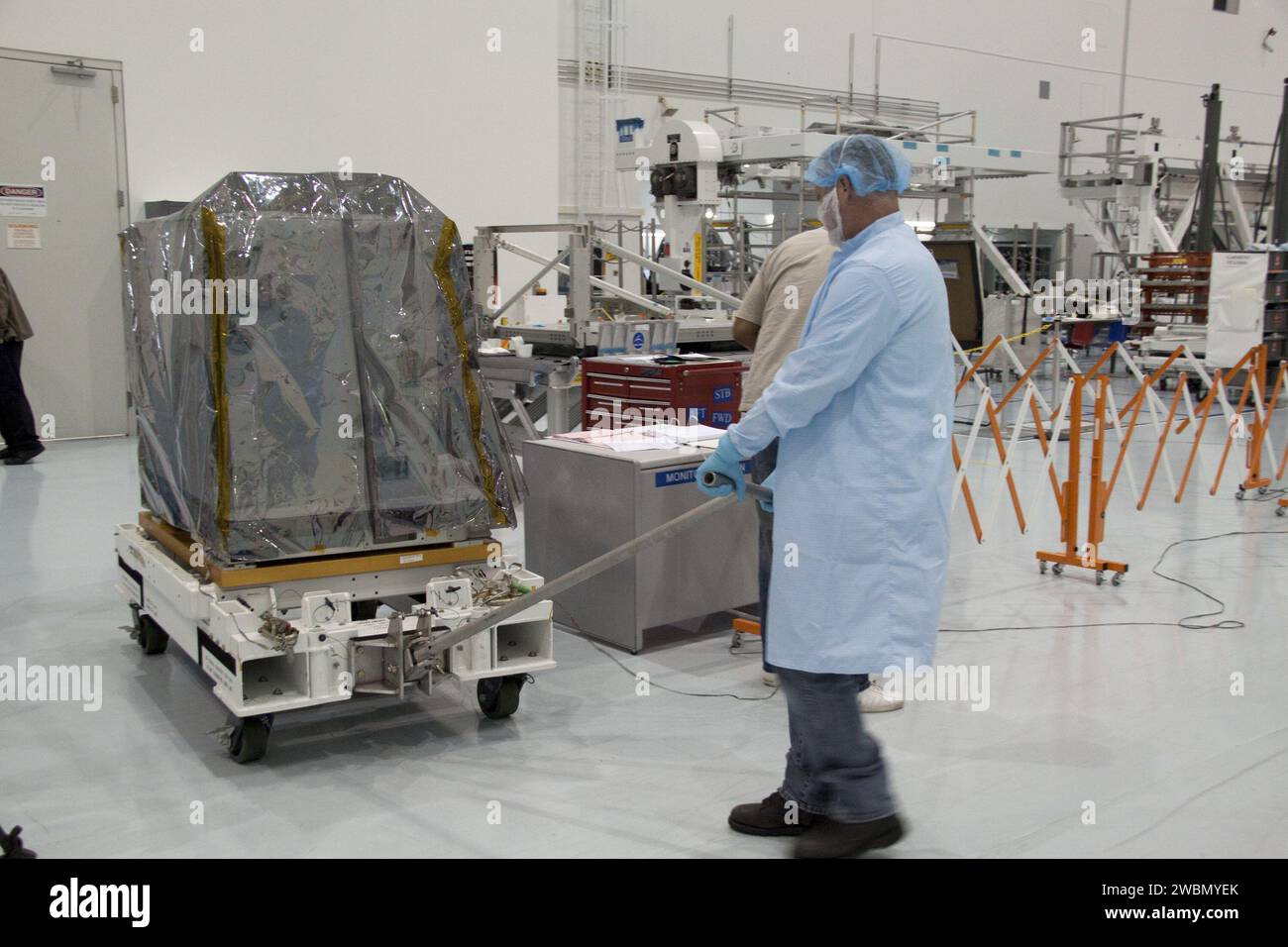 CAPE CANAVERAL, Fla. -- Techniker bringen ein System, das das Potenzial untersucht, vorhandene Raumfahrzeuge im Orbit mit Robotern zu betanken, von einem Verarbeitungslabor in eine Hochbucht in der Raumstation-Verarbeitungsanlage im Kennedy Space Center der NASA in Florida. Die Bewegung bereitet das System auf seinen Auftrieb in den Lightweight Multi-Purpose Experiment Support Structure Carrier (LMC) vor, der es in die Umlaufbahn bringt. Das System, das als Robotic Tanking Mission (RRM) bezeichnet wird, wird so verarbeitet, dass es an Bord des Space Shuttle Atlantis auf der STS-135-Mission zur Internationalen Raumstation fliegen kann. Auch nach oben mit Stockfoto