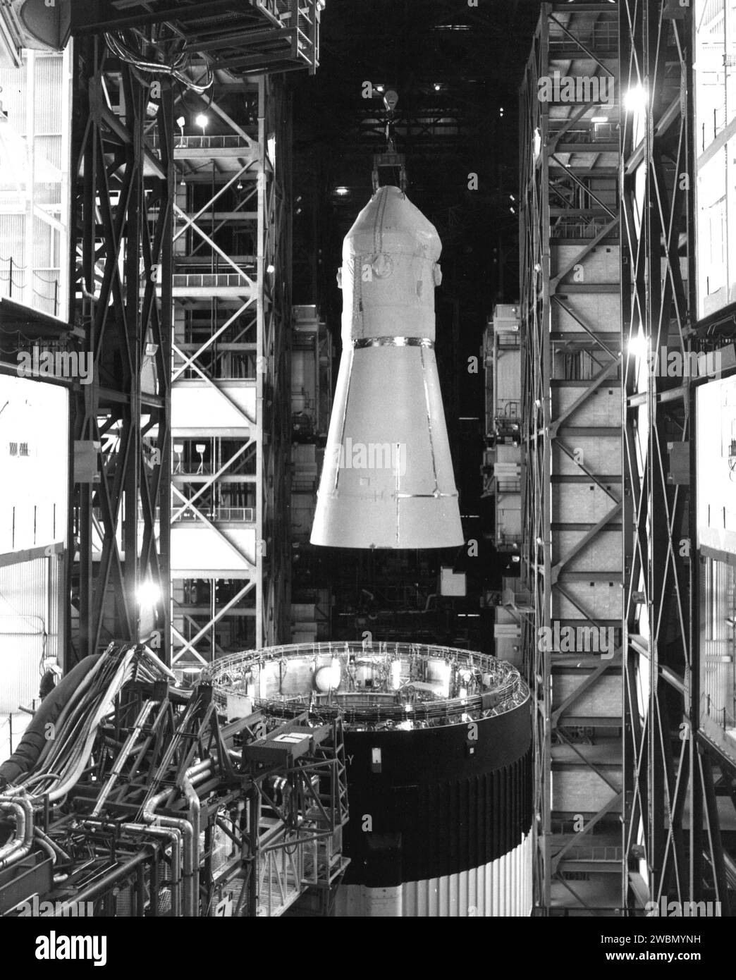RAUMFAHRTZENTRUM KENNEDY, FLA. -- das Command Service-Modul für das Skylab Rescue-Fahrzeug wurde heute aus seiner Saturn IB-Rakete entfernt, im Vehicle Assembly Building hier. Das Skylab-Programm endete am 8. Februar mit dem Sturz der Skylab 4-Crew im Pazifischen Ozean, wodurch der Bedarf an einem Rettungsfahrzeug auf dem Pad B des Komplexes 39 seit Anfang Dezember beendet wurde. Die SaturnIB Apollo wurde letzte Woche an die VAB zurückgegeben und wird jetzt abgebaut. Das Raumschiff soll zum bemannten Betriebsgebäude des Raumfahrzeugs im KSC-Industriegebiet am 20. Februar gebracht werden. Sowohl das Raumschiff als auch die Rakete werden im KSC als Backup aufbewahrt Stockfoto