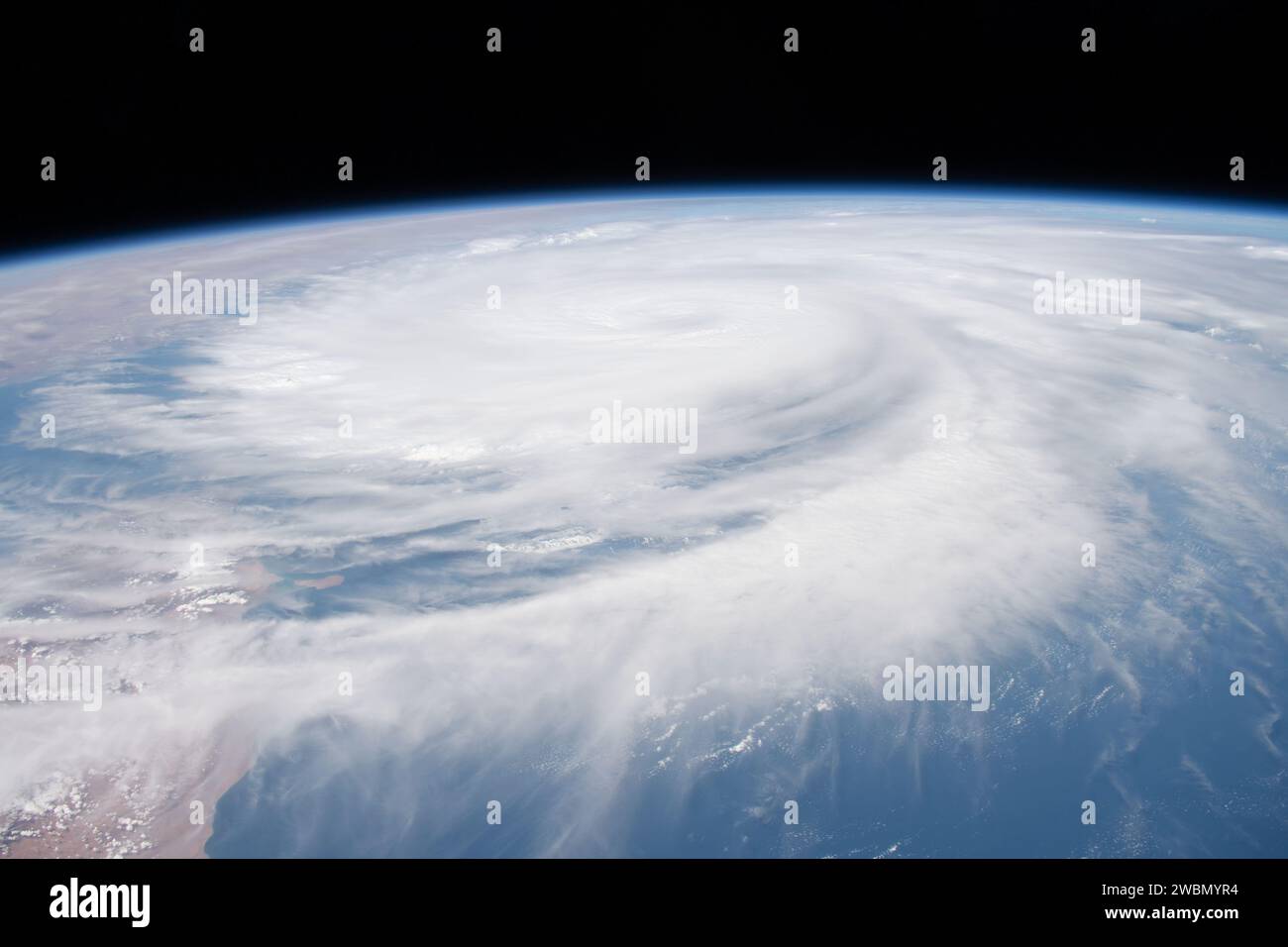 Der tropische Zyklon Tej wird auf dem Arabischen Meer im Jemen abgebildet, während die Internationale Raumstation am 22. Oktober 2023 260 Meilen über der Küste Somalias umkreiste. Stockfoto