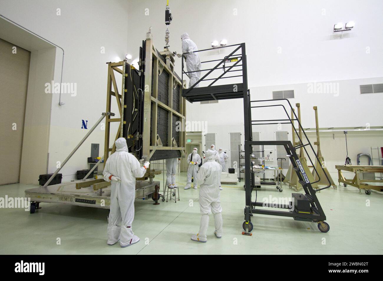 Die Techniker von Astrotech verarbeiten Solarpaneele für das NASA-Raumschiff Juno in Titusville, Florida, und bereiten Stromgenerationsanlagen vor, die es dem Raumschiff ermöglichen, während seiner Mission, den Jupiter zu umkreisen und sein Magnetfeld, die Atmosphäre und die Auroras zu untersuchen. Stockfoto