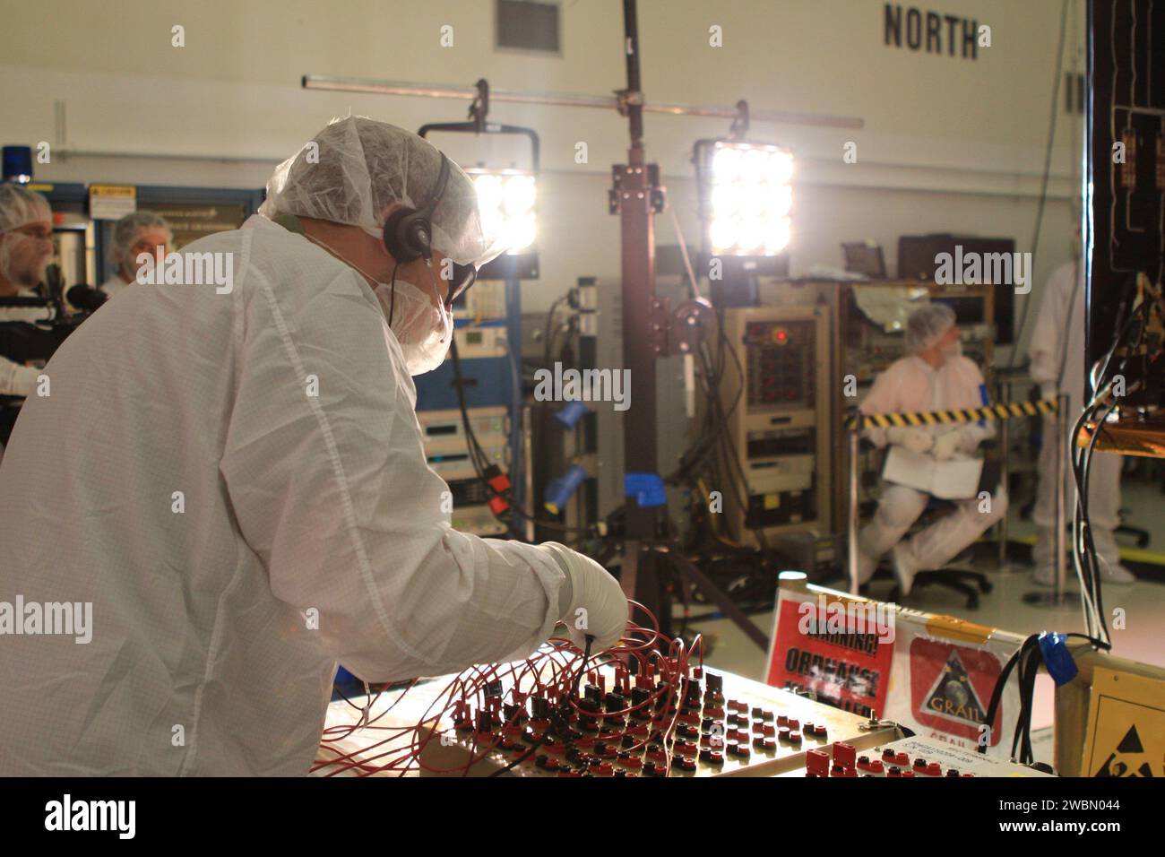 CAPE CANAVERAL, Fla. -- Ein Lockheed Martin Techniker in der Nutzlastverarbeitungsanlage von Astrotech Space Operation in Titusville, Florida, testet die Solararrays des Gravity Recovery and Interior Laboratory-A oder GRAIL-A der NASA, um sicherzustellen, dass sie während der Mission wie geplant funktionieren. Das elektrische Teilsystem auf jedem der beiden Raumfahrzeuge von GRAIL umfasst zwei Solaranordnungen und eine Lithium-Ionen-Batterie. Jede Solaranlage kann mindestens 700 Watt erzeugen. Sie werden kurz nach der Trennung von der Trägerrakete eingesetzt und bleiben während der gesamten Mission fixiert. GRAL Stockfoto