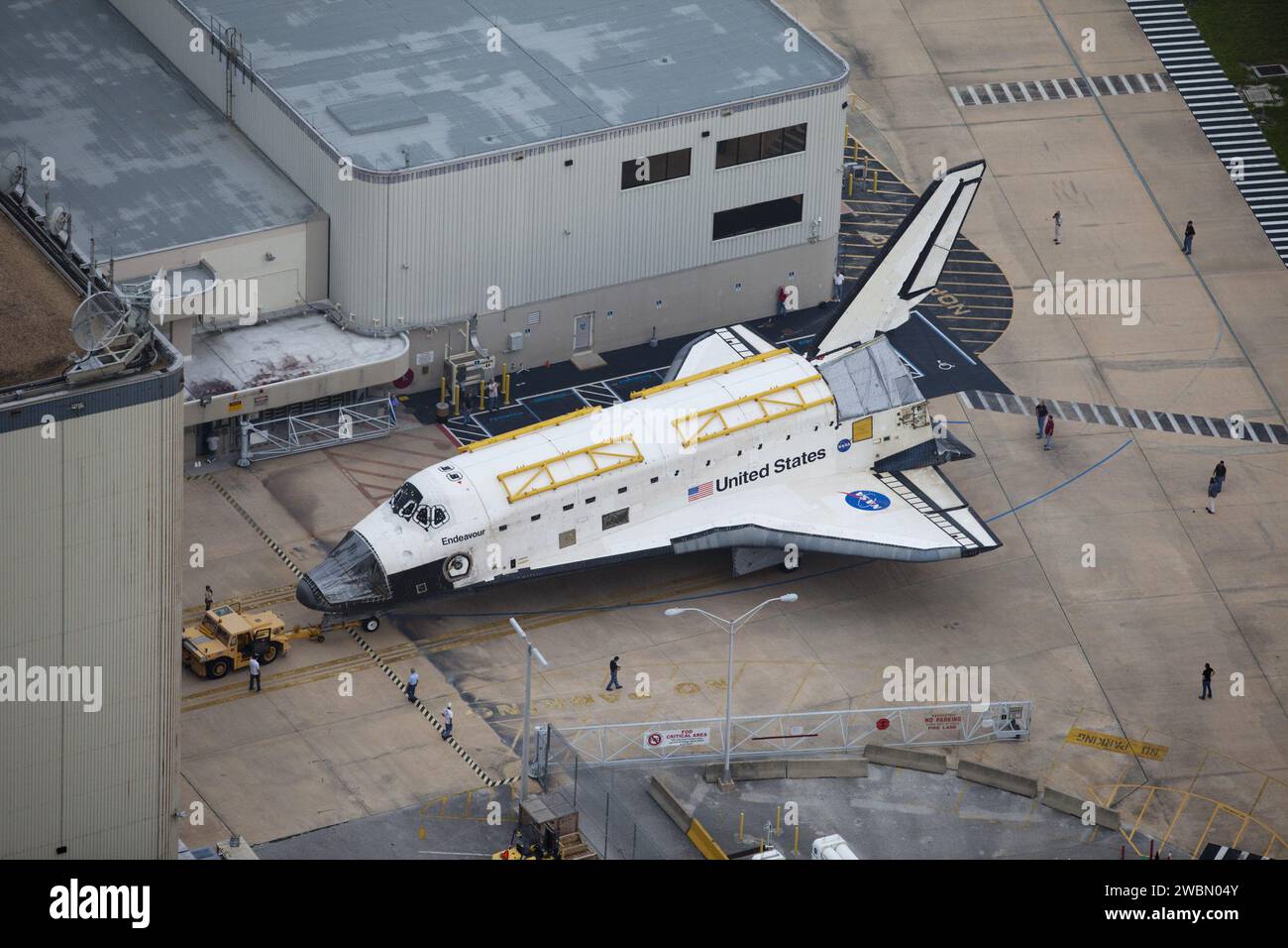 CAPE CANAVERAL, Fla. -- im Kennedy Space Center der NASA in Florida verlässt das Space Shuttle Endeavour die Orbiter Processing Facility-1 (OPF-1). Endeavour wechselt die Plätze mit dem Shuttle Discovery, das vorübergehend im Vehicle Assembly Building (VAB) untergebracht ist. Beide Shuttles halten kurz vor OPF-3 für eine „Nase-zu-Nase“-Fotogelegenheit. Der Discovery wird dann in OPF-1 und Endeavour in das VAB überführt. Das Bild wurde von der Oberseite des VAB aufgenommen. In OPF-1 wird die Discovery weitere Vorbereitungen für die öffentliche Ausstellung in der Smithsonian National Air and Space Museum St durchlaufen Stockfoto