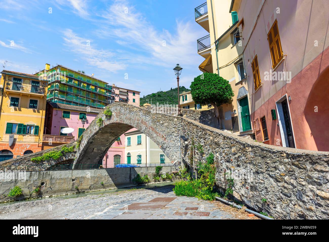 Römische Brücke am Strand von Bogliasco, Italien Stockfoto