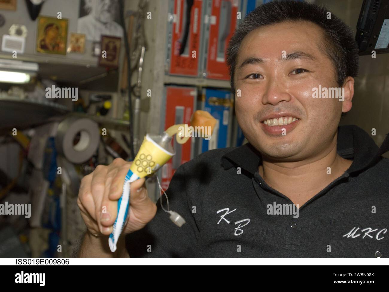 Der JAXA-Astronaut Koichi Wakata, Flugingenieur der Expedition 19/20, kümmert sich am 20. April 2009 um ein Nahrungsmittel in der Zvezda Service Module-Kombüse an Bord der Internationalen Raumstation. Stockfoto