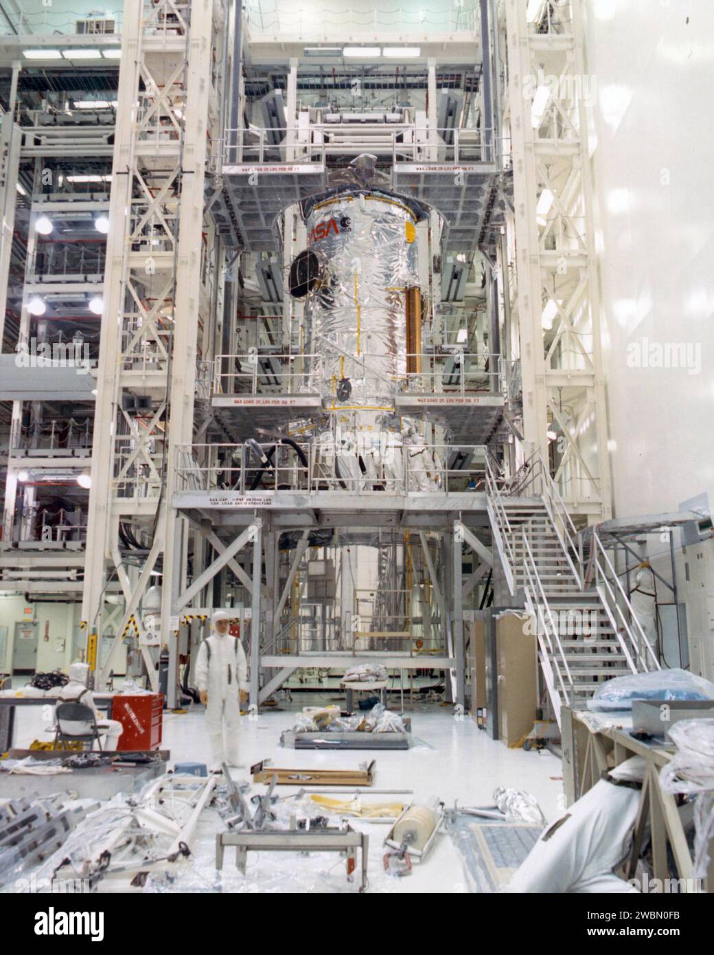 Hubble Space Telescope hat die Funktionstests seiner Instrumente in der Vertical Processing Facility des Kennedy Space Centers abgeschlossen und wird derzeit für die Endreinigung und Kontaminationsprüfung vorbereitet. Stockfoto