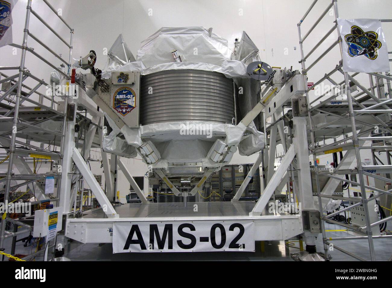 CAPE CANAVERAL, Fla. -- in der Space Station Processing Facility im Kennedy Space Center der NASA in Florida ist das Alpha Magnetic Spectrometer-2 (AMS) für seinen Umzug in einen Nutzlastbehälter vorbereitet. Der Kanister wird die raumgebundene Nutzlast auf der Reise zum Launch Pad 39A schützen, wo sie später im Nutzlastbereich des Space Shuttle Endeavour installiert wird. Bevor das AMS in den Behälter gegeben wird, bestimmen Techniker sein Gewicht und seinen Schwerpunkt. AMS ist ein Teilchenphysik-Detektor, der als externes Experiment auf der Internationalen Raumstation eingesetzt werden soll. Es wird die Uniq-Datei verwenden Stockfoto