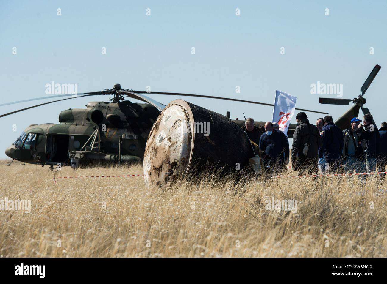 Russische Such- und Rettungsteams kommen kurz nach der Landung in einem abgelegenen Gebiet nahe der Stadt Zhezkazgan in Kasachstan mit 62 den Besatzungsmitgliedern Jessica Meir und Drew Morgan von der NASA und Oleg Skripochka von Roscosmos am Freitag, den 17. April 2020 an der Sojus MS-15 an. Meir und Skripochka kehrten nach 205 Tagen im Weltraum zurück, Morgan nach 272 Tagen im Weltraum. Alle drei waren als Besatzungsmitglieder der Expedition 60 an Bord der Internationalen Raumstation. Stockfoto