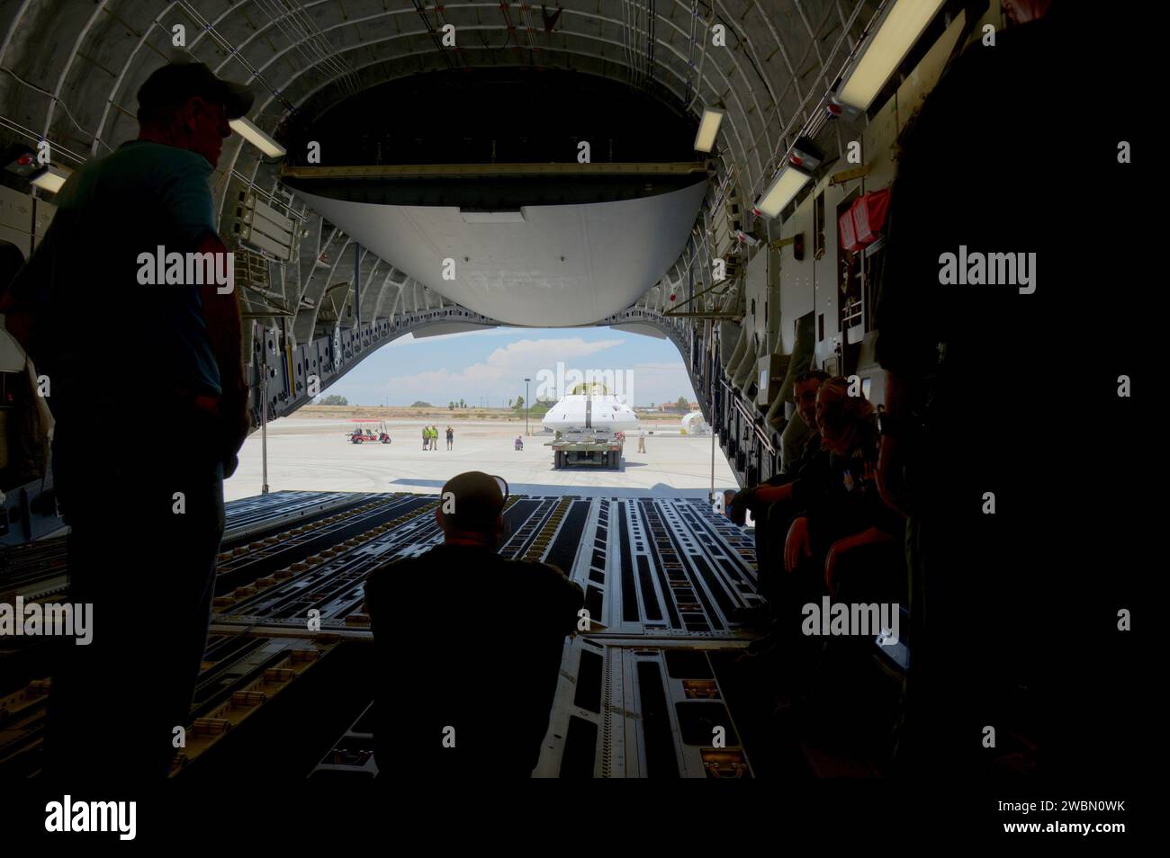 Das Orion Parachute Test Vehicle (PTV) der NASA wird am 22. Juli 2013 auf dem Yuma Proving Ground, Arizona, vor einem geplanten Fallschirmfalltest beladen. Im Rahmen der Maßnahme wurden Tests von Abfahrts- und Rückgewinnungssystemen für Raumfahrzeuge gefördert. Stockfoto