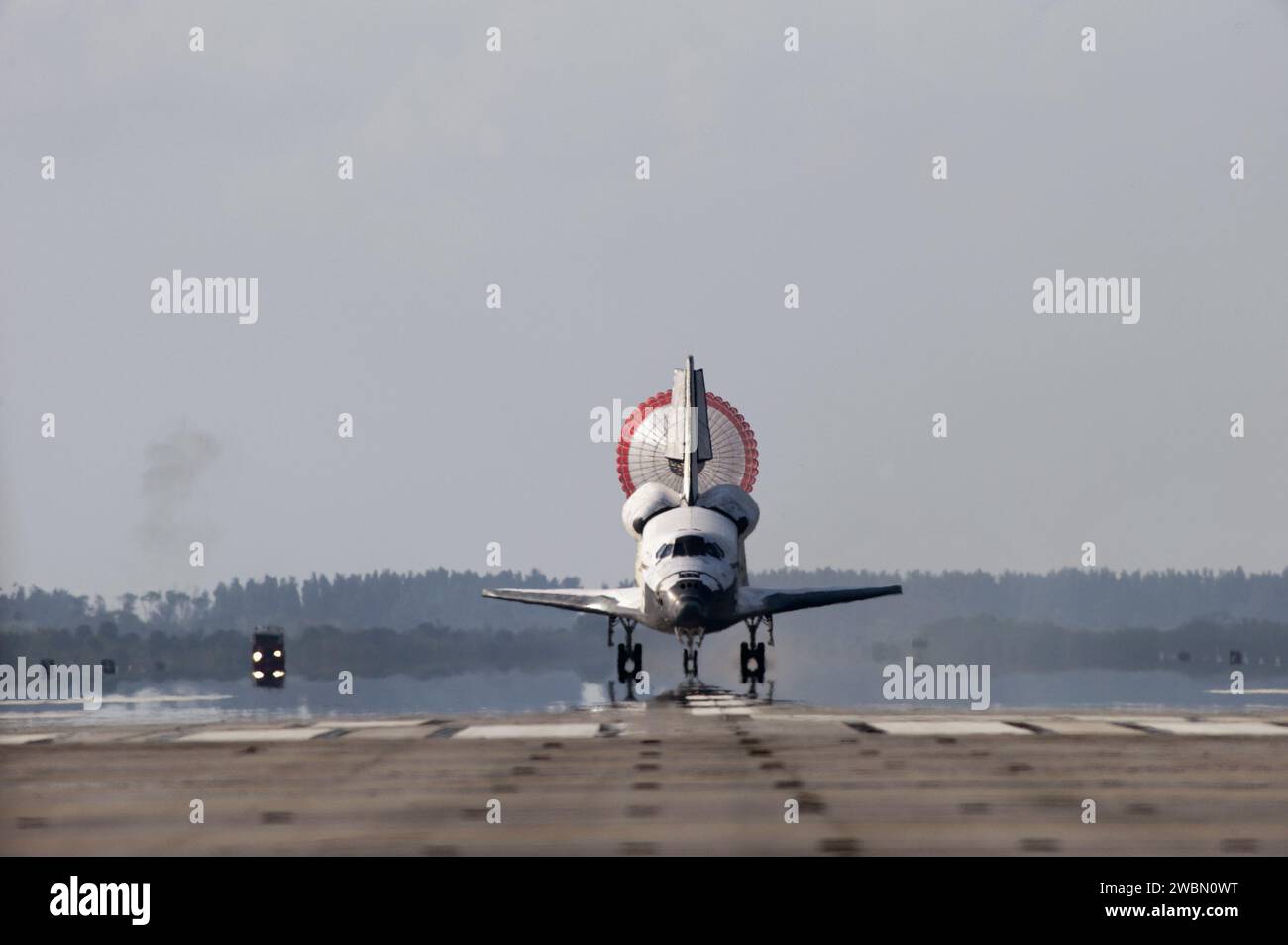 Das Space Shuttle Discovery landete auf der Landebahn 33 im Kennedy Space Center nach einer 15-tägigen, 6,2 Millionen Meilen langen STS-131-Mission. Die siebenköpfige Besatzung lieferte das Leonardo-Logistikmodul, übertrug Vorräte, installierte ein Gyroskop und einen Ammoniakspeicher und holte ein japanisches Experiment für die Labore der Internationalen Raumstation. Stockfoto