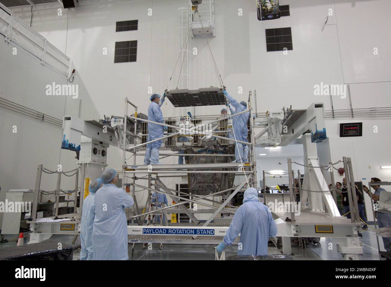 CAPE CANAVERAL, Fla. - In der Raumstation-Verarbeitungsanlage im Kennedy Space Center der NASA in Florida führen Techniker einen Überkopfkran, während er die Montageplatte des Pumpenmoduls in Richtung des leichten Mehrzweck-Experiment Support Structure Carrier (LMC) senkt. Die Modulbaugruppe wird verwendet, um die Rückführung eines defekten Ammoniakpumpenmoduls im Nutzlastbereich des Shuttle Atlantis zu sichern. Atlantis und seine Nutzlast werden für die Mission STS-135 vorbereitet, die das Multifunktions-Logistikmodul Raffaello mit Vorräten, Logistik und Ersatzteilen an die International Space Sta liefern wird Stockfoto