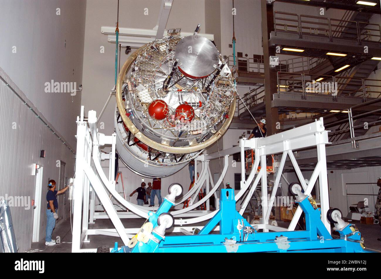 Das Boeing Delta Operations Center im Kennedy Space Center senkte die zweite Stufe einer Delta-IV-Rakete, die 2005 den GOES-N-Wettersatelliten starten soll. GOES-N ist Teil einer Reihe von NOAA-Satelliten, die dazu bestimmt sind, Unwetter zu überwachen, Stürme zu verfolgen und kontinuierliche atmosphärische Daten für Analysen bereitzustellen. Stockfoto