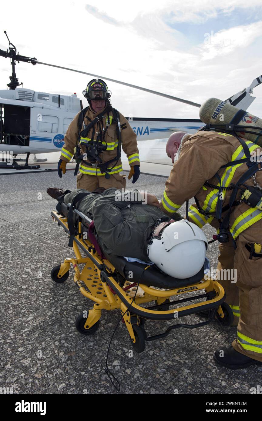 CAPE CANAVERAL, Fla. -- NASA Fire Rescue Personal unterstützt Freiwillige, die verletzte Huey II Hubschrauberbesatzungsmitglieder porträtieren, die an der Flugsicherheitsübung während des Emergency Response Safety Trainings in der Shuttle Landing Facility, Runway 33, im Kennedy Space Center der NASA in Florida teilnehmen. Die simulierte Helikopter-Misshap-Übung wurde durchgeführt, um Notfallmaßnahmen und Misshap-Untersuchungen von Flugzeugen in Kennedy zu bewerten. Zu den Teilnehmern zählten Luftrettung, Flugoperationen, Katastrophenvorsorge, Sicherheit und Sicherheit. Die NASA fordert simulierte Flugsicherheitstrainings Take pl Stockfoto