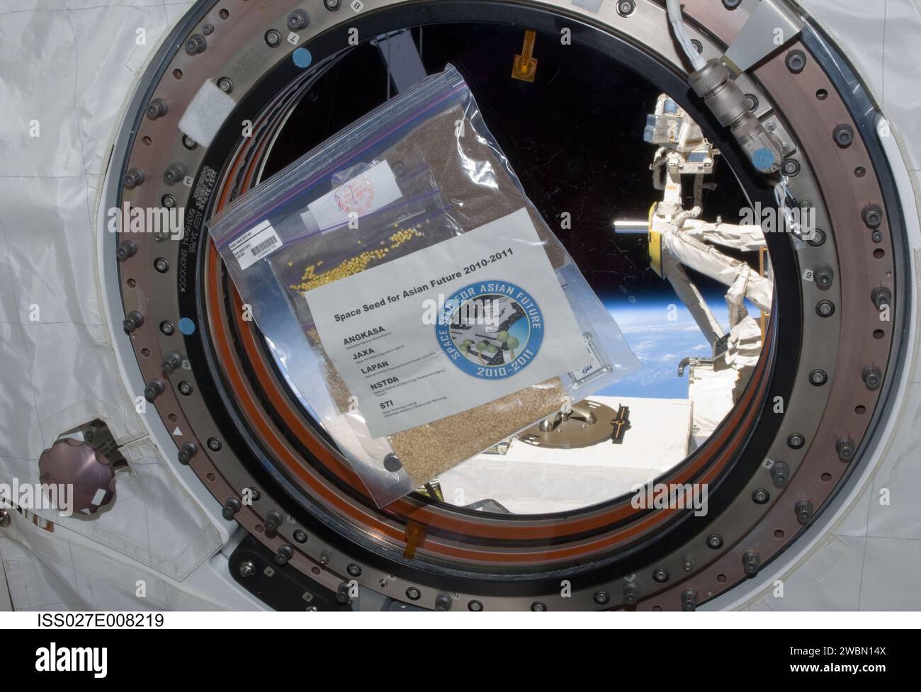 Iss027e008219 (26.3.2011) --- Fotodokumentation der Nutzlast des Asian Seed Package, fotografiert im Kibo Japanese Experiment Pressurized Module (JPM) an Bord der Internationalen Raumstation ISS. Stockfoto
