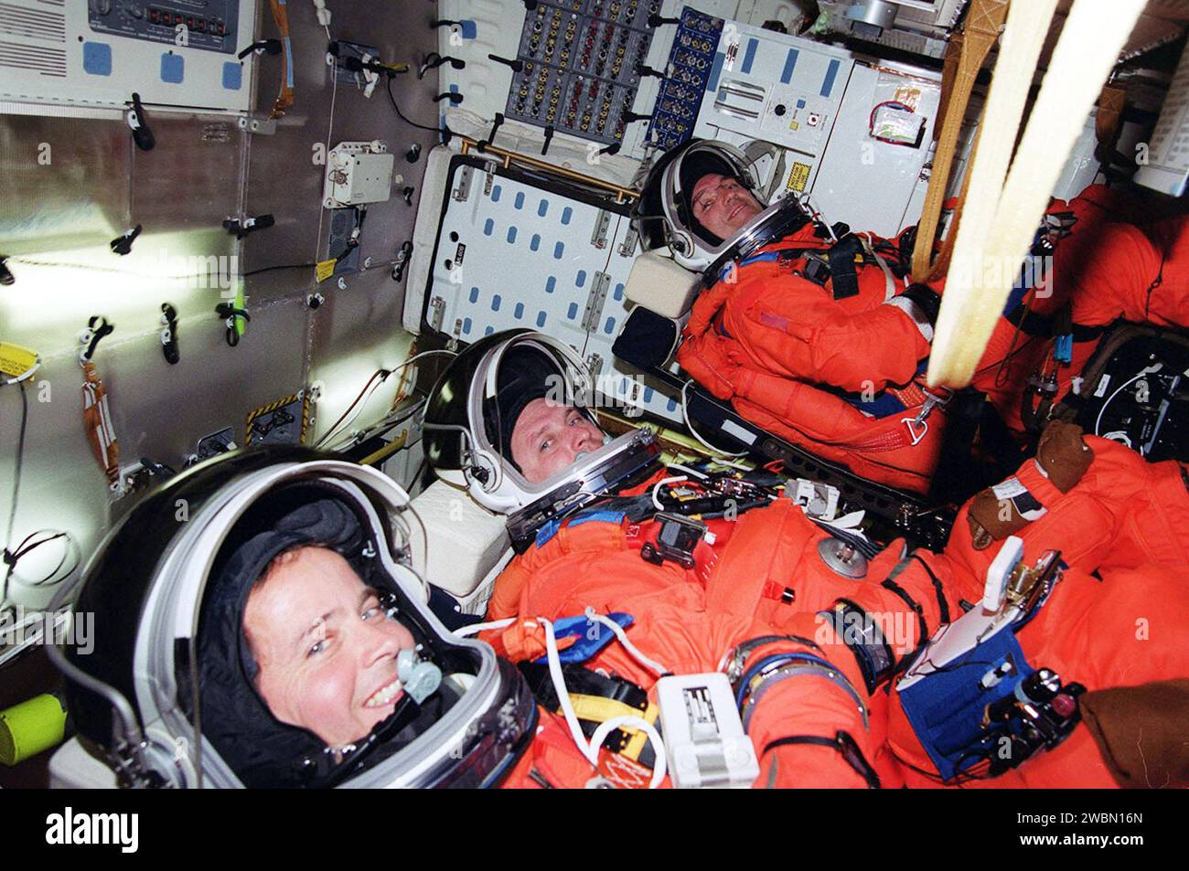 Die Crew von Expedition 4, Daniel Bursch, Yuri Onufrienko und Carl Walz, nimmt im Space Shuttle Endeavour Platz für einen simulierten Countdown im Kennedy Space Center. Die Besatzung wird mit der Mission STS-108 zur ISS reisen, wobei die Ausbildung zum Notausstieg inbegriffen ist. Der Start ist für den 29. November um 19:44 Uhr EST geplant. Stockfoto