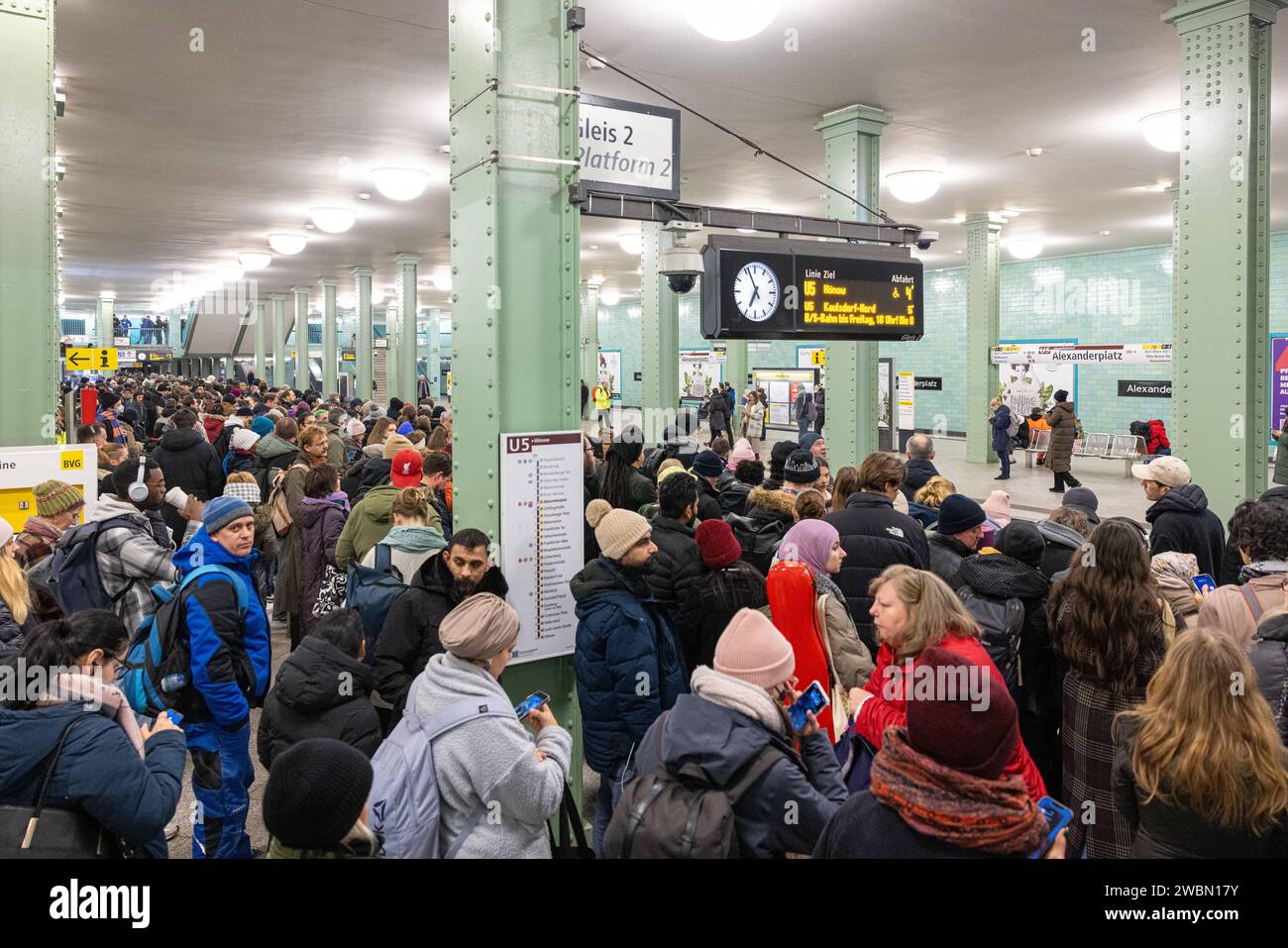 Überfüllte Bahnsteige Ubahn Alexandersplatz Berlin Deutschland, Berlin am 11.01.2024 Wegen