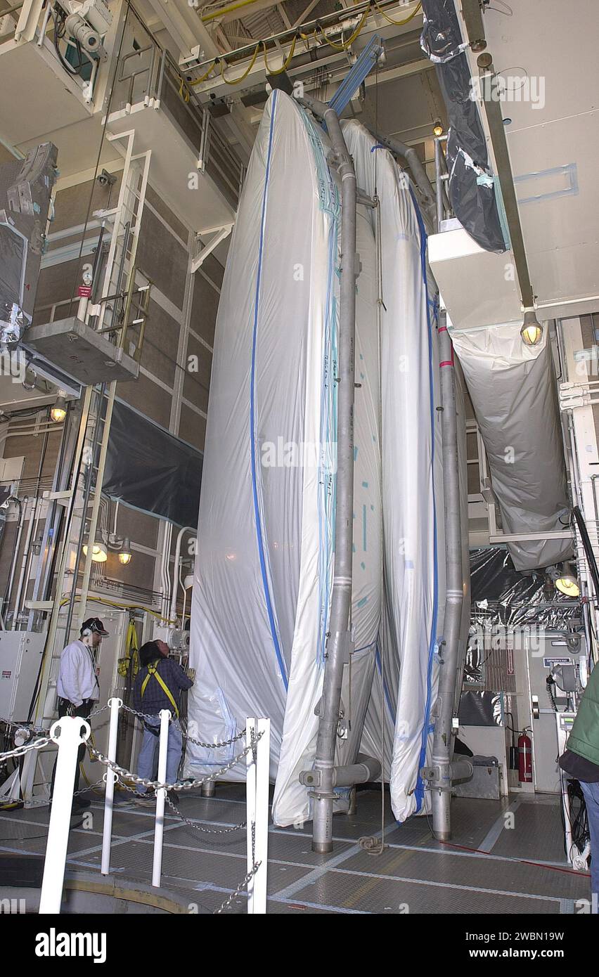 LUFTWAFFENSTÜTZPUNKT VANDENBERG, KALIF. - Im mobilen Dienstturm, oder Gantry, am NASA Space Launch Complex 2 auf der Vandenberg Air Force Base in Kalifornien, sind die beiden Hälften der Verkleidung bereit, CALIPSO CloudSat für den Start einzukapseln. Die Verkleidung umschließt und schützt das Raumfahrzeug während des Starts und Fluges durch die Atmosphäre. Im All angekommen, wird es abgefeuert. CALIPSO steht für Cloud-Aerosol Lidar and Infrared Pathfinder Satellite Observation. CALIPSO und CloudSat sind hoch komplementäre Satelliten und werden zusammen noch nie dagewesene 3D-Perspektiven liefern, wie Wolken und Aerosole für sie geeignet sind Stockfoto