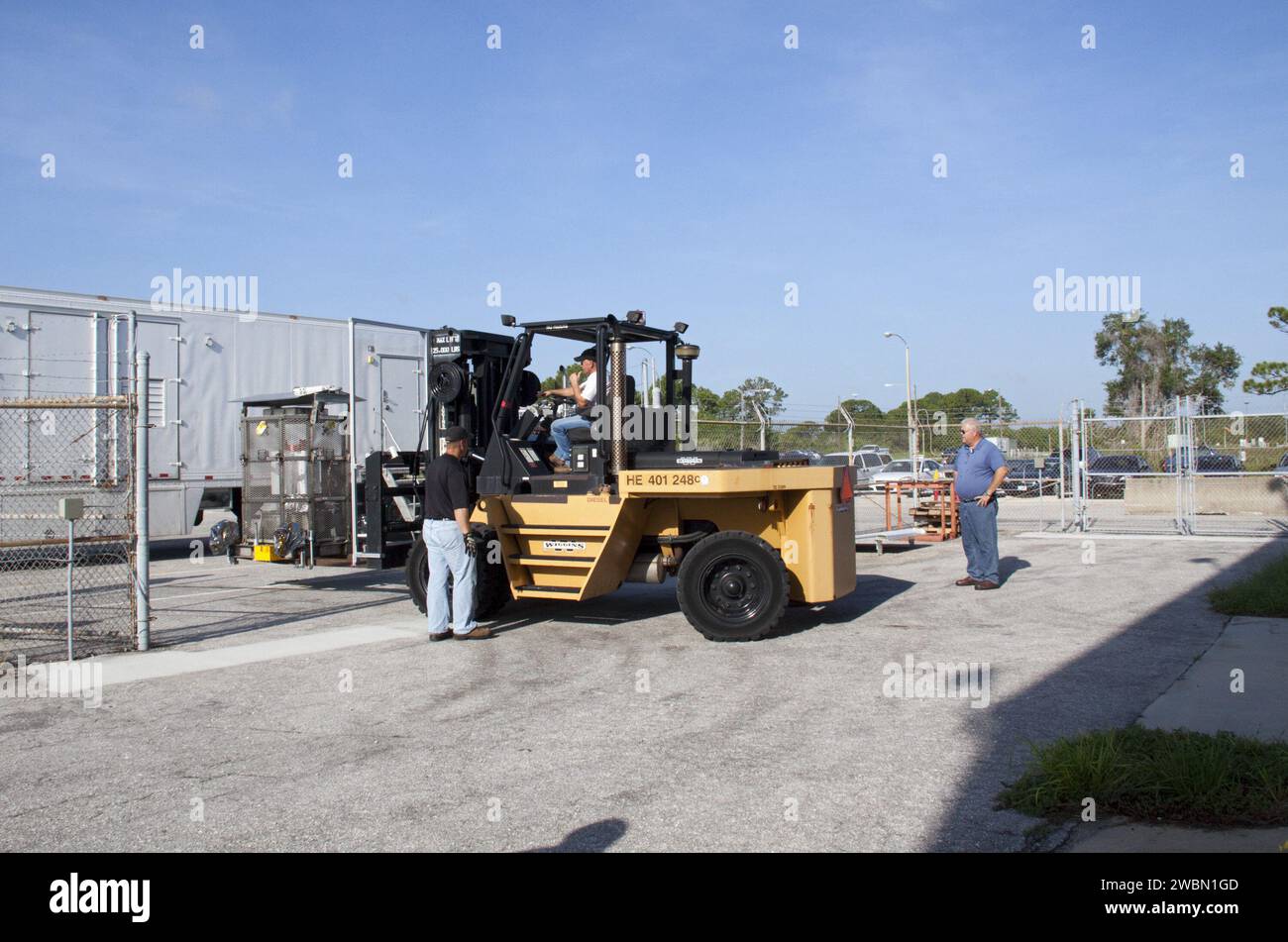 Im Kennedy Space Center verlagert die NASA das MMRTG für das Mars Science Laboratory nach einer Passungsprüfung des Curiosity rover von ihrem Anhänger in die RTG-Lagereinrichtung. Das MMRTG erzeugt aus Plutonium-238-Zerfall kontinuierliche Leistung für Instrumente und rover Systeme. Stockfoto