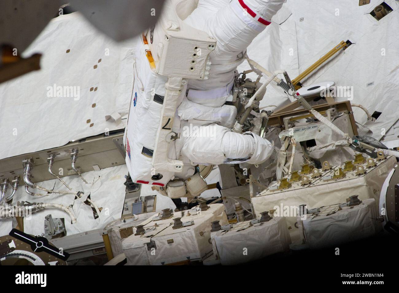 Der NASA-Astronaut Greg Chamitoff führte während der STS-134 einen 7-stündigen, 24-minütigen Raumspaziergang durch, bei dem Bau- und Wartungsarbeiten an der Internationalen Raumstation durchgeführt wurden, einschließlich des Verstauens des 50-Fuß-Auslegers und der Installation einer Energie- und Datengreifvorrichtung für die Enhanced Boom Assembly. Stockfoto
