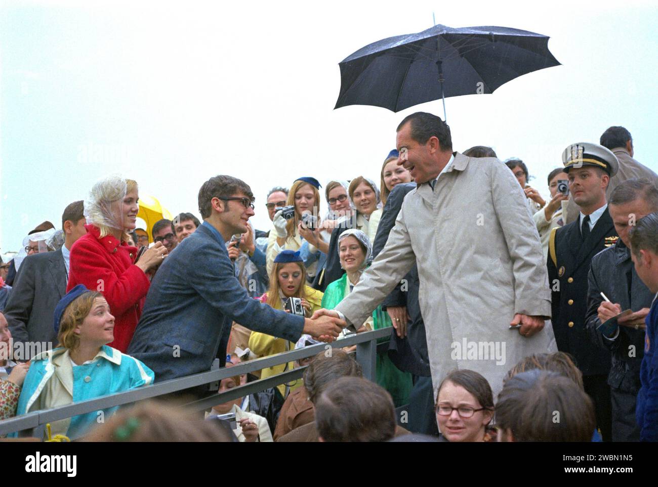 Präsident Richard Nixon begrüßt Zuschauer, die sich im Kennedy Space Center zum Start von Apollo 12 in Florida versammelt haben. Stockfoto