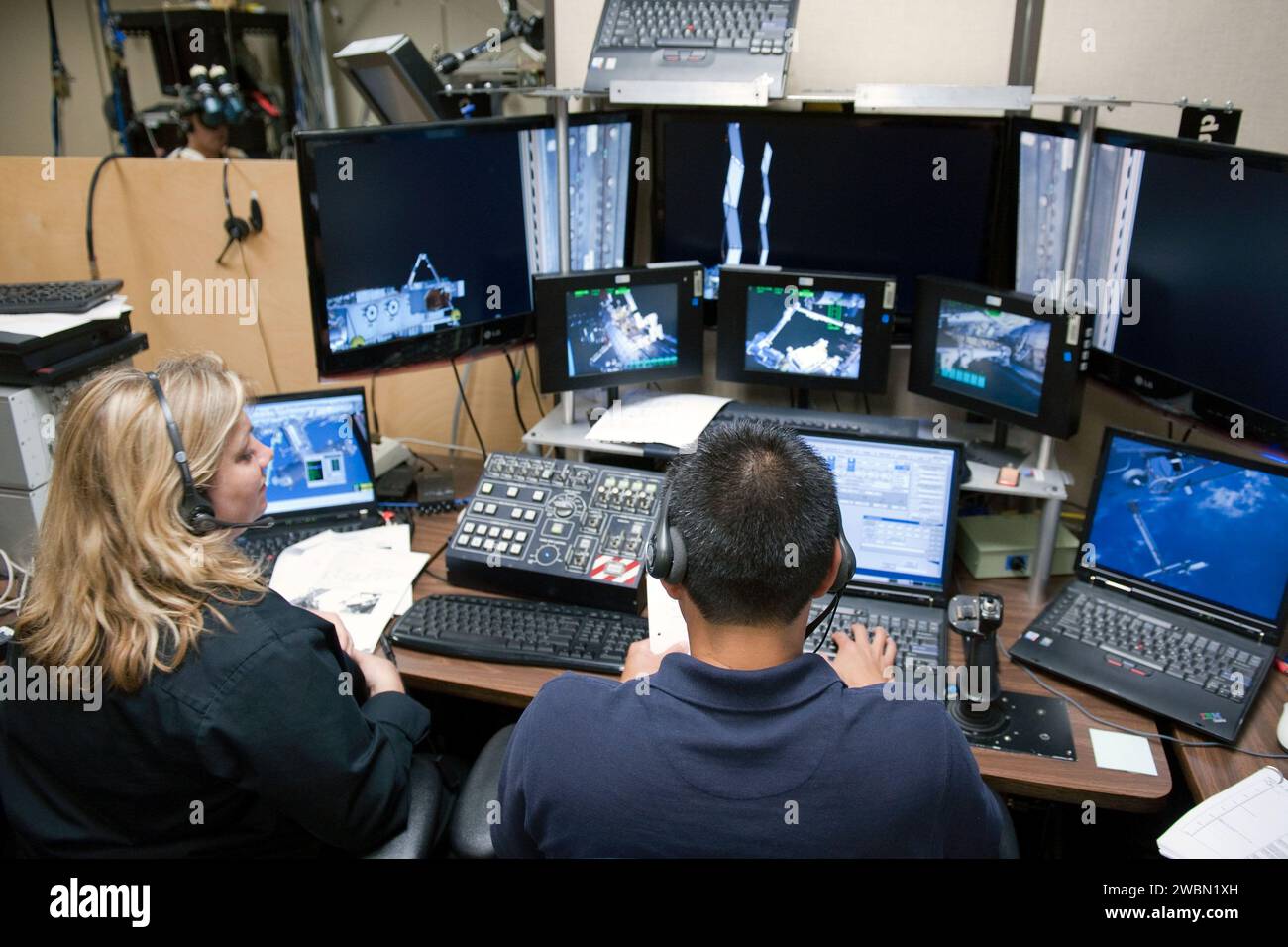 DATUM: 5-3-12 ORT: Gebäude. 9 - VR Lab SUBJEKT: Expedition 32/33 JAXA Astronaut Aki Hoshide während des MSS PF SSRMS EVR3 Trainings im VR Lab. Stockfoto