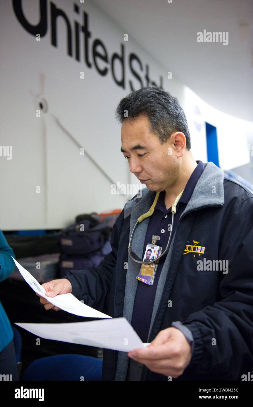 Die Besatzungsmitglieder der Expedition 28/29 führen in Gebäude 9 eine Schulung zur Andockzeit durch, wobei sie ein Modell der ISS verwenden, um die Anflug- und Andockverfahren von Raumfahrzeugen zu üben. Stockfoto