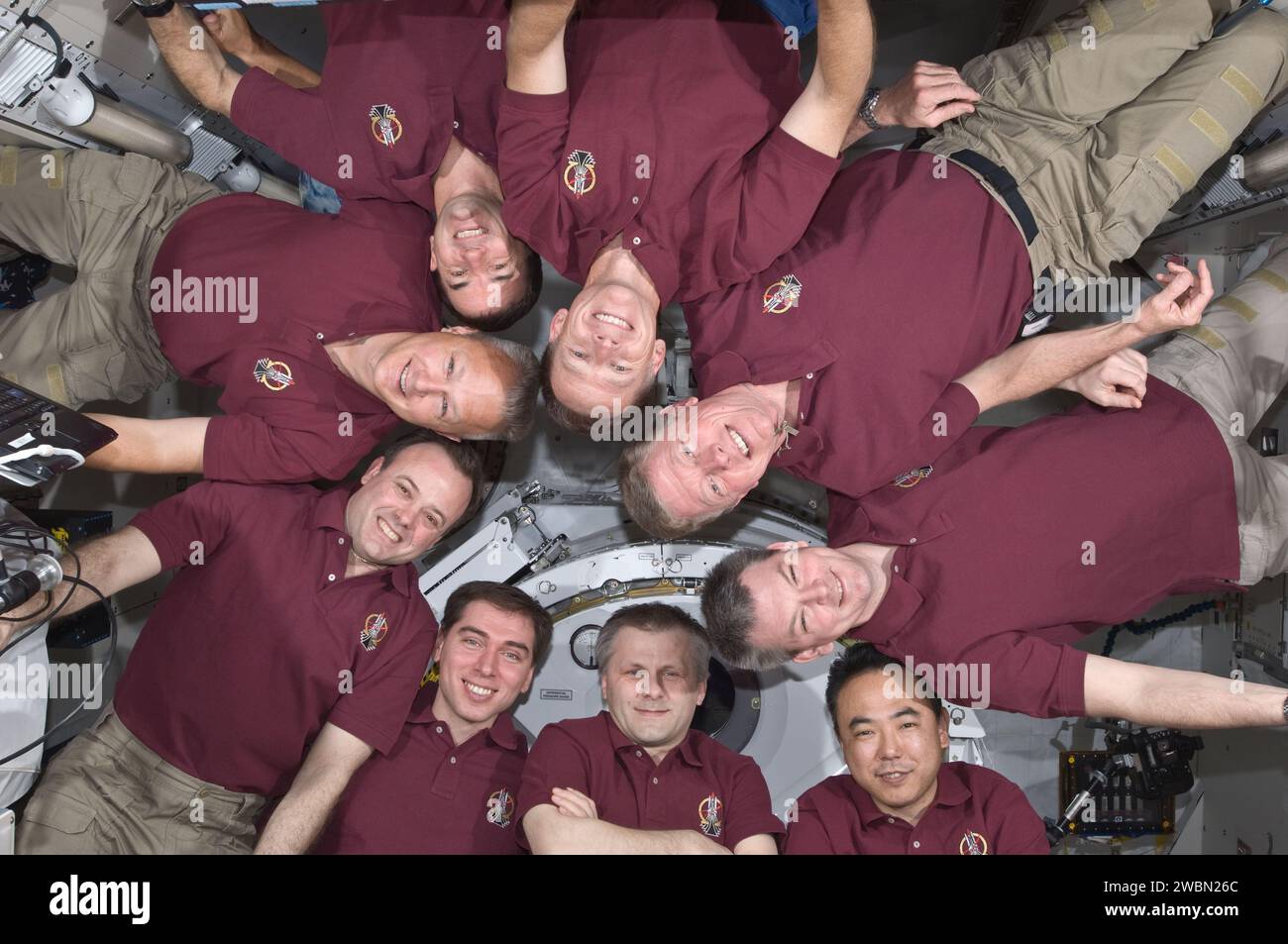 Am 15. Juli 2011 bildeten die Besatzung der Expedition 28 und die STS-135-Astronauten an Bord des Kibo-Labors der ISS einen Schwerelosigkeit-Kreis für ein Gruppenporträt, darunter NASA, JAXA und russische Besatzungsmitglieder. Stockfoto