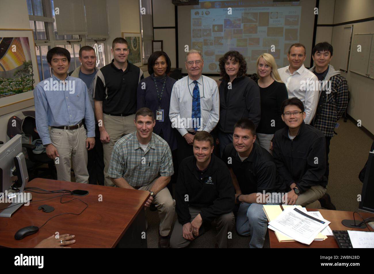 Die 14 Mitglieder der 2009er Klasse von NASA-Astronauten, Japan Aerospace Explortion Agency (JAXA) Astronauten und Canadian Space Agency Astronauten besuchen das Ames Research Center. Von links nach rechts hinten befinden sich Takuya Onishi (JAXA), Scott Tingle, Jeremy Hansen, Jeanette Epps, Jack Boyd (Ames), Serena Aunon, Kathleen (Kate) Rubins, David Saint-Jacques (CSA) Kimiya Yui (JAXA), Michael Hopkins, Gregory (Reid) Wiseman, Kjell Lundgren, Norishige Kanai (JAXA). Stockfoto