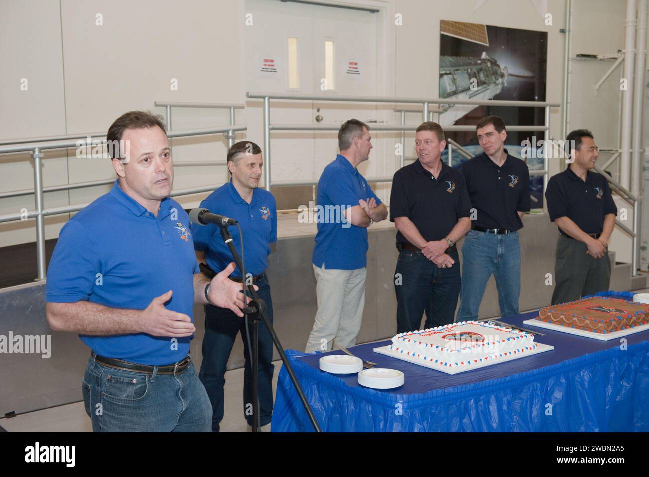 Die Besatzung der Expedition 27/28 nimmt am 19. Januar 2011 an einer Zeremonie in der hohen Bucht von Gebäude 5 Teil. Stockfoto