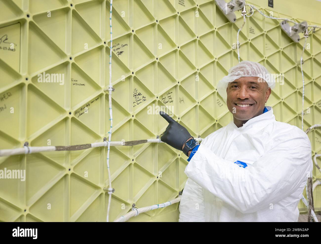 Victor Glover, Reid Wiseman, Christina Koch und Jeremy Hansen besuchten das Marshall Space Flight Center in Huntsville, Alabama, um die Komponenten der SLS-Raketen und Orion-Raumfahrzeuge zu überprüfen und technische Teams zu treffen. Stockfoto