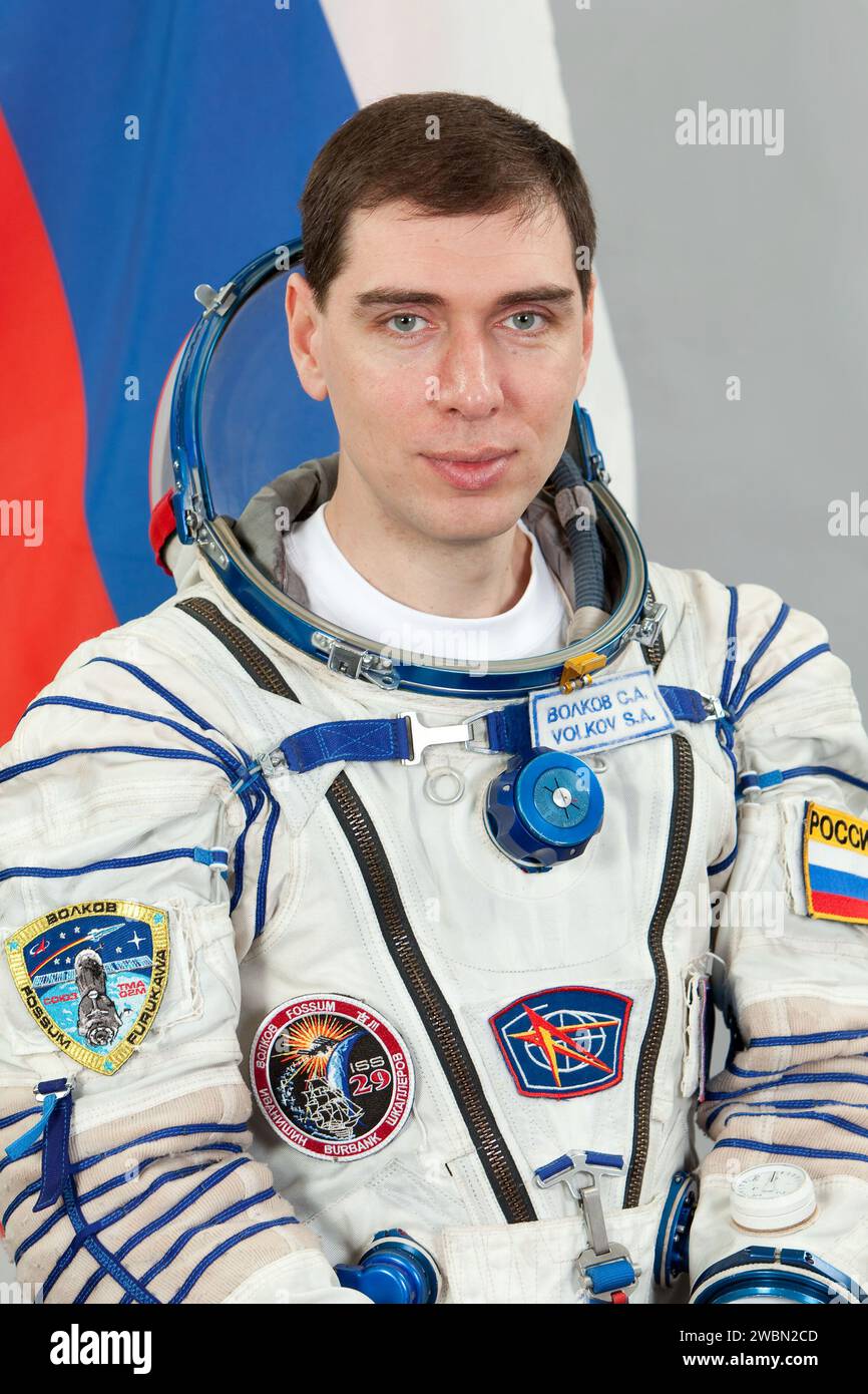 Der russische Kosmonaut Sergei Volkow, Flugingenieur der Expedition 28/29, trägt einen Sokol-Startanzug und einen Einstiegsanzug, während er während des Trainings in Star City, Russland, für ein Porträt posiert. Stockfoto