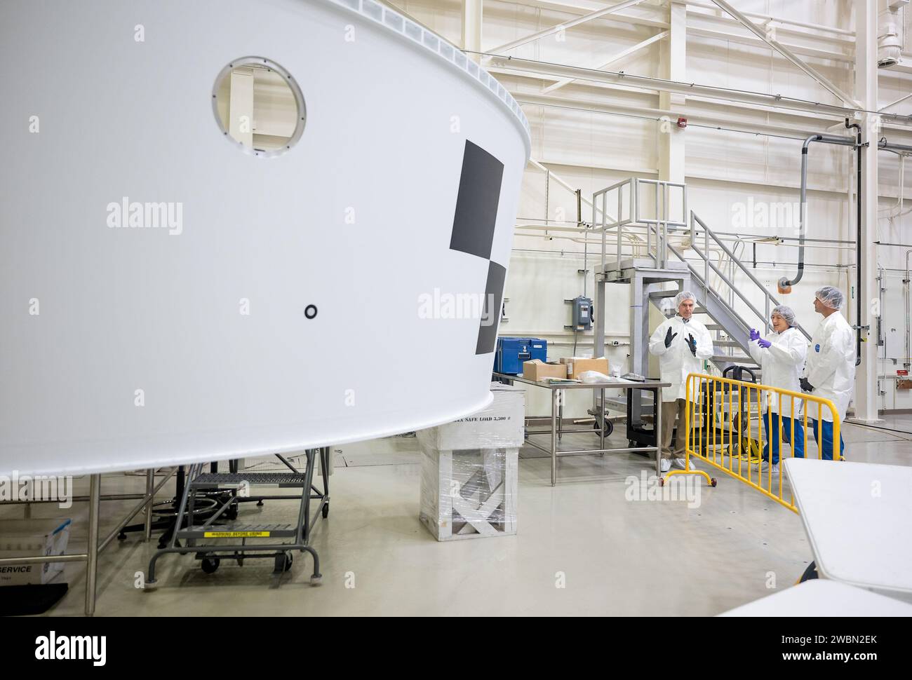 Die NASA-Astronauten Victor Glover, Reid Wiseman, Christina Koch und CSA-Astronaut Jeremy Hansen besuchten am 27. November 2023 das Marshall Space Flight Center in Huntsville, Alabama. Sie sahen sich die Raketenanlagen der SLS an, unterzeichneten den Orion-Bühnenadapter und Koch und Wiseman besuchten das Systems Integration Lab für SLS-Flugsoftwaretests. Die Crew startet an Bord der Orion auf der SLS auf Artemis II, der ersten bemannten Artemis-Mission um den Mond. Stockfoto