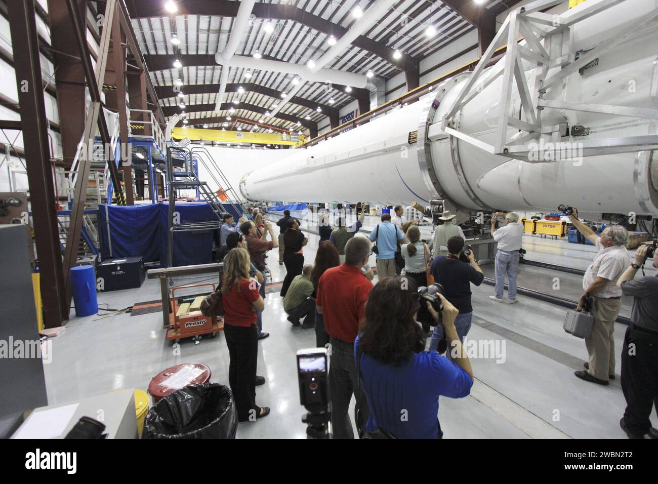 CAPE CANAVERAL, Fla. -- Medien Erfahren Sie mehr über die Pläne Space Exploration Technologies Corp (SpaceX) muss NASA-Astronauten zur Internationalen Raumstation am Space Launch Complex-40 auf der Cape Canaveral Air Force Station bringen. SpaceX arbeitet daran, seine Falcon 9-Rakete und Dragon-Kapsel für das Commercial Crew Program (CCP) der NASA im Rahmen der Commercial Crew Development Round 2 (CCDev2) sicher für Menschen zu machen. SpaceX entwickelt diese Systeme bereits im Rahmen des COTS-Programms (Commercial Orbital Transportation System) der NASA, um Vorräte zur Raumstation zu bringen. Scott Henderson, Direktor von SpaceX Stockfoto