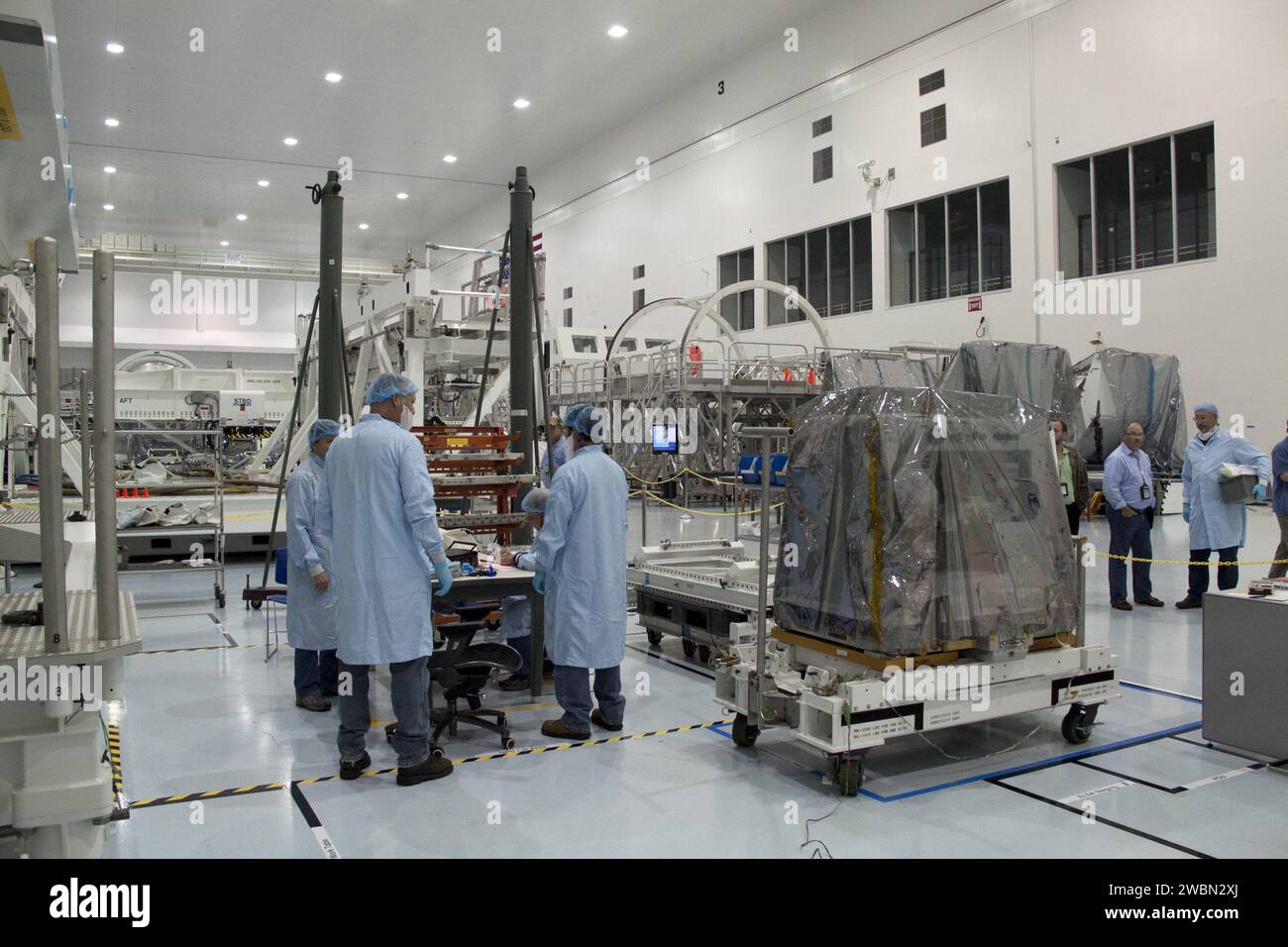CAPE CANAVERAL, Fla. -- Techniker bringen ein System, das das Potenzial untersucht, vorhandene Raumfahrzeuge im Orbit mit Robotern zu betanken, von einem Verarbeitungslabor in eine Hochbucht in der Raumstation-Verarbeitungsanlage im Kennedy Space Center der NASA in Florida. Die Bewegung bereitet das System auf seinen Auftrieb in den Lightweight Multi-Purpose Experiment Support Structure Carrier (LMC) vor, der es in die Umlaufbahn bringt. Das System, das als Robotic Tanking Mission (RRM) bezeichnet wird, wird so verarbeitet, dass es an Bord des Space Shuttle Atlantis auf der STS-135-Mission zur Internationalen Raumstation fliegen kann. Auch nach oben gehen Stockfoto