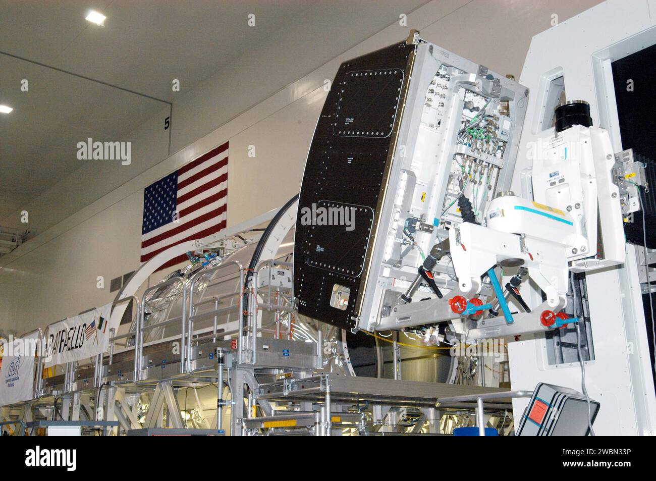 RAUMFAHRTZENTRUM KENNEDY, FLA. - In der Verarbeitungsanlage der Raumstation ist das wissenschaftliche Rack der Human Research Facility-2 (HRF-2) an der Rack-Einfügevorrichtung befestigt, die es in das Mehrzwecklogistik-Modul Raffaello (links) für den Flug mit der Return to Flight Mission STS-114 des Space Shuttle Discovery installiert. Die HRF-2 wird der Internationalen Raumstation zusätzliche biomedizinische Instrumente und Forschungskapazitäten zur Verfügung stellen. HRF-1, seit Mai 2001 im US-Labor installiert, enthält ein Ultraschallgerät und einen Gasanalysator. Beide Racks bieten Struktur-, Leistungs-, Wärme-, Befehls- und Datenh Stockfoto