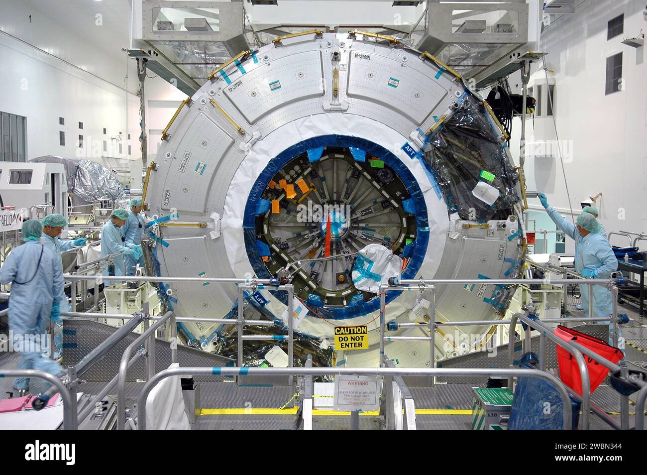 RAUMFAHRTZENTRUM KENNEDY, FLA. - Techniker in der Raumstation-Verarbeitungsanlage bauen einen Kran an das Modul der Internationalen Raumstation Knoten 2 an. Das Modul wird von einem Arbeitsplatzständer in einen Nutzlastbehälter verschoben, um es in das Betriebs- und Checkout-Gebäude zu übertragen. Dort wird es einer Elementleckprüfung unterzogen. Die Installation von Node 2 der NASA bezeichnet die komplette Phase der Montage der Internationalen Raumstation des US-Kerns und erhöht den Wohn- und Arbeitsraum innerhalb der Station auf etwa 18.000 Kubikfuß. Außerdem wird es möglich sein, internationale Laboratorien von hinzuzufügen Stockfoto