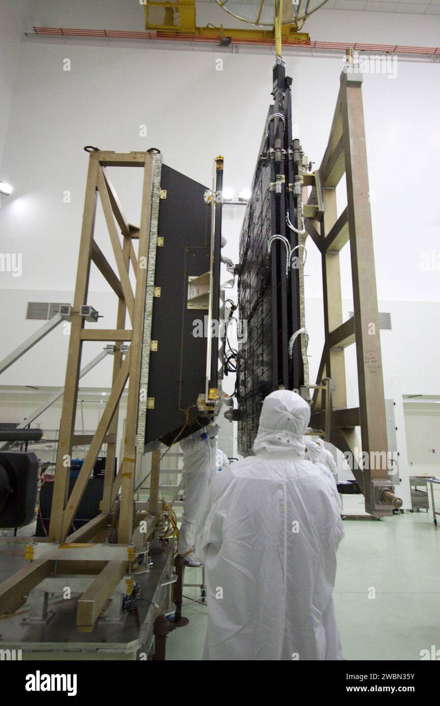 Die Techniker der Astrotech-Anlage in Titusville bereiten das Solar-Array und den Magnetometerausleger von Juno für den Start einer Atlas-V-Rakete vor. Die Mission wird die Struktur, das Magnetfeld, die Atmosphäre und die Auroras des Jupiters während mehrerer Umlaufbahnen ab 2016 untersuchen. Stockfoto