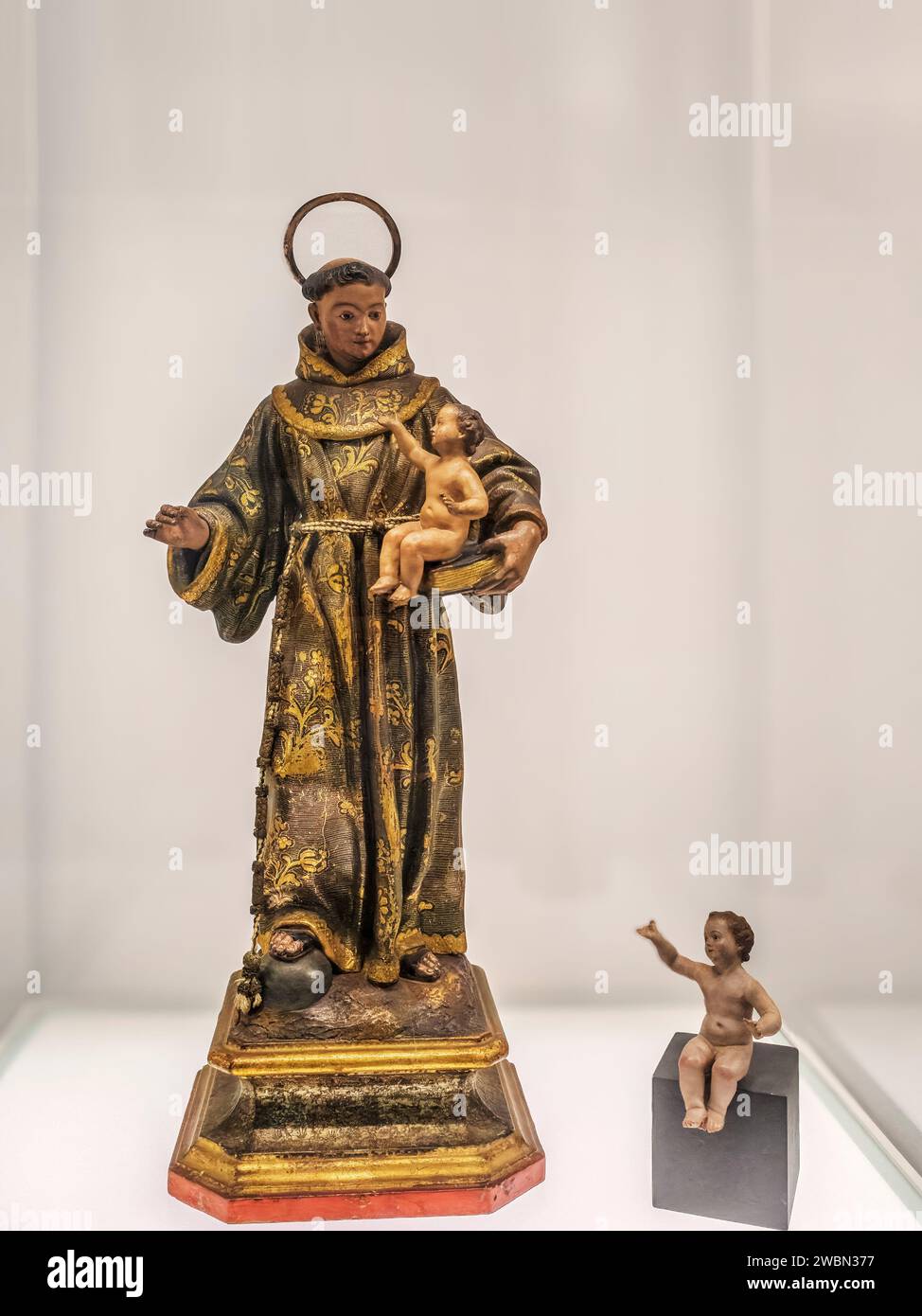 Skulptur des Heiligen Antonius von Padua mit dem Kind, das auf einem Buch im Museum des Bildhauers Francisco Salzillo sitzt, Stadt Murcia, Spanien, Europa. Stockfoto