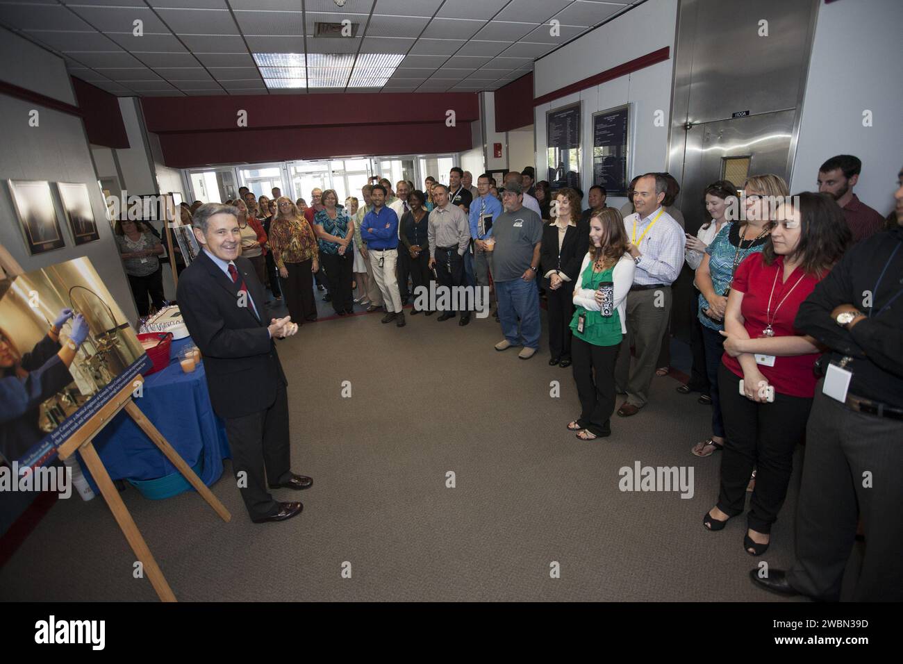 Bob Cabana, Direktor des Kennedy Space Center, traf sich mit Mitarbeitern während der Enthüllung der NASA-Gedenktafel „Best Places to Work in the Federal Government“ im Hauptquartier. Die Agentur belegte mit über 15.000 Mitarbeitern den ersten Platz in der großen Kategorie, basierend auf jährlichen Umfragen der Partnership for Public Service und Deloitte, die die Zufriedenheit der Bundesangestellten und die Arbeitsbedingungen der Mitarbeiter bewerten. Stockfoto