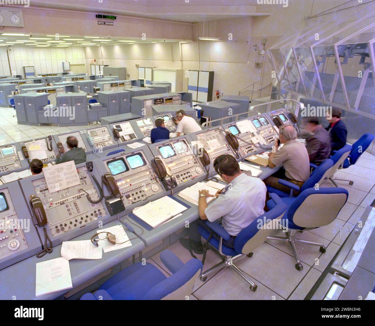 STS-1 wurde vom Fahrzeugmontagegebäude auf Pad A am Launch Complex 39 verlegt, während die Mitglieder des Shuttle-Teams den Betrieb in Saal 1 des Launch Control Center überwachten, das mit dem Launch Processing System für Space Shuttle-Missionen aufgerüstet wurde. Stockfoto