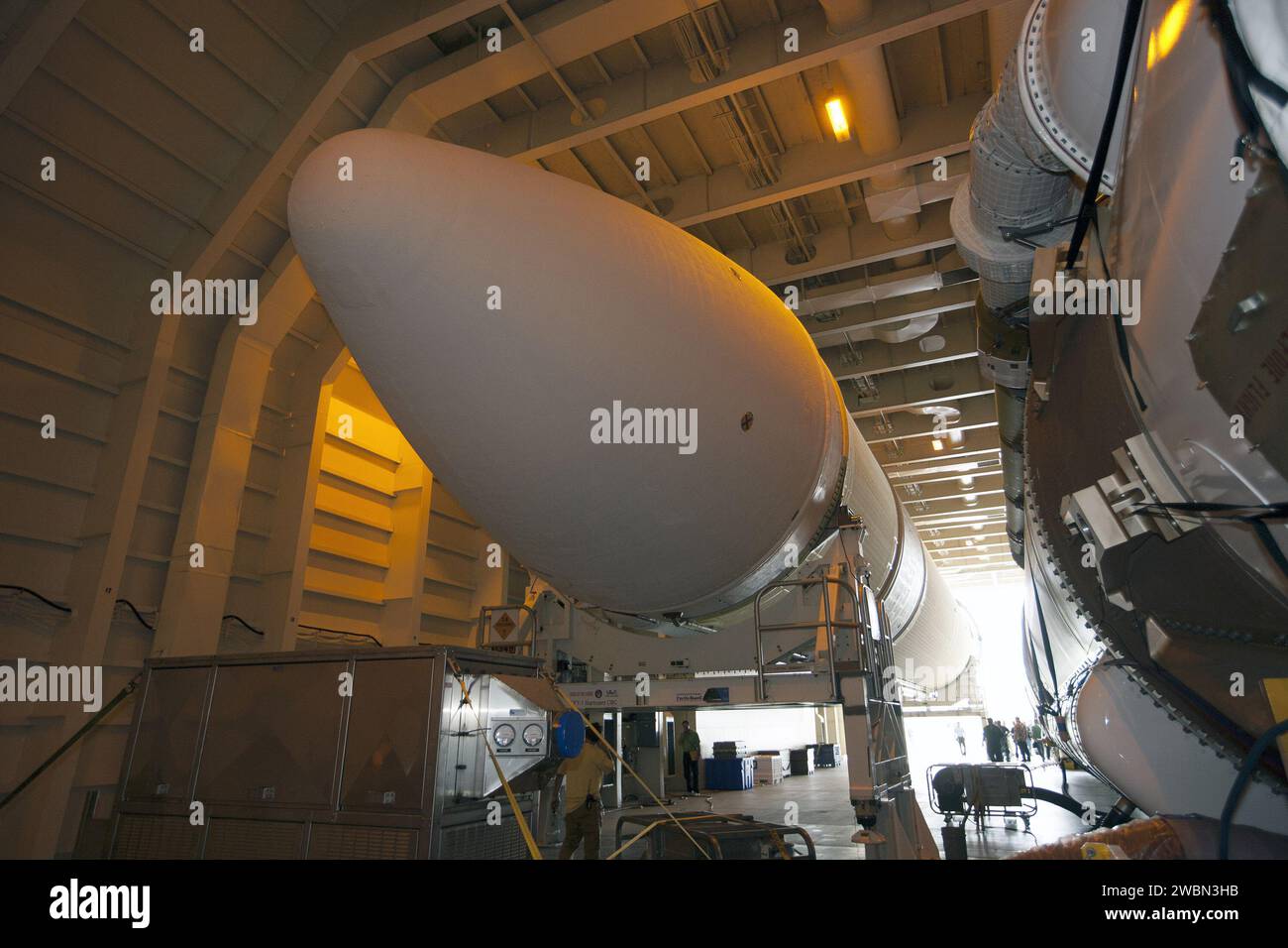 Am 11. März 2014 trafen zwei von drei schweren ULA Delta IV-Boostern für Orion EFT-1 in Port Canaveral ein und wurden zur Horizontal Integration Facility für die Verarbeitung und Startvorbereitung transportiert. Stockfoto