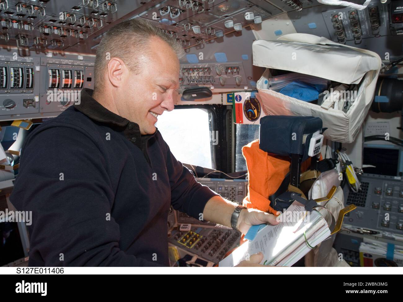 S127-E-011406 (29. Juli 2009) --- Astronaut Doug Hurley, Pilot der STS-127, liest eine Checkliste auf dem Flugdeck des erdumlaufenden Space Shuttle Endeavour während der Aktivitäten am 15. Flugtag. Stockfoto