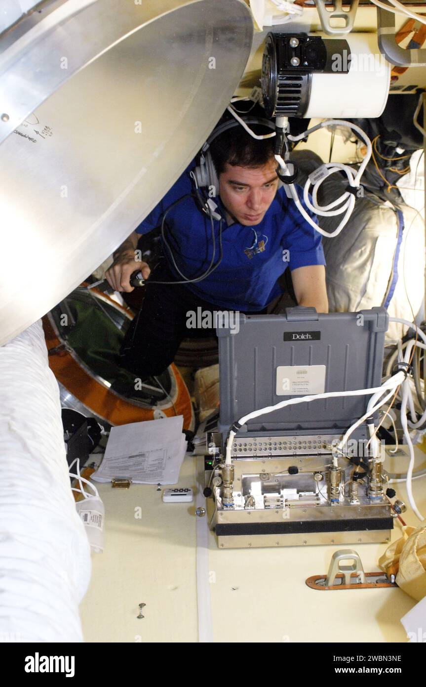 Der Kosmonaut Sergei Volkov, Flugingenieur der Expedition 28, betreibt am 27. Juni 2011 die Nutzlast KPT-21 PK-3+ Plasma Crystal-3+ Telescience im POISK Mini-Research Module 2 an Bord der ISS. Stockfoto