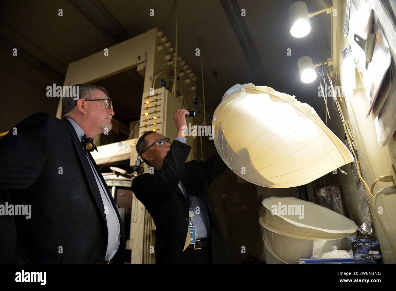 Das Team von Orbital ATK zeigt Lockheed Martin Orion Program Manager Mike Hawes am 4. März 2015 die Werkstatt zur Herstellung von Treibstofftanks in Kalifornien. Teil der Batch-Bildübertragung von Flickr. Stockfoto