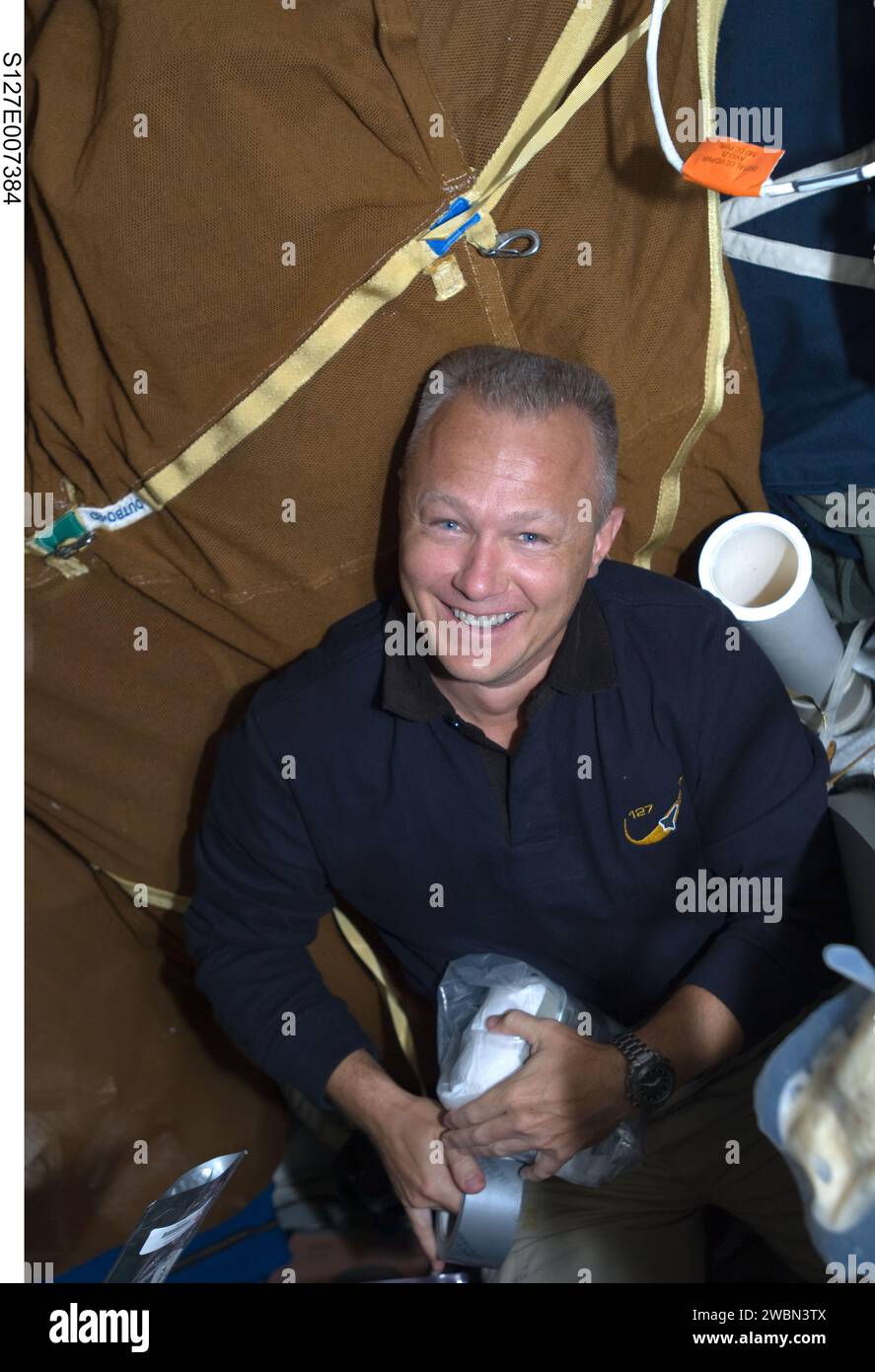 S127-E-007384 (21. Juli 2009) --- nach Ansicht des Astronauten Doug Hurley laufen die Dinge für die 13 Besatzungsmitglieder der gemeinsamen Station-Shuttle-Aggregation relativ gut. Hurley, Pilot der STS-127, ist auf dem mittleren Deck von Endeavour abgebildet, während die meisten Besatzungsmitglieder auf dem Außenposten der Umlaufbahn beschäftigt sind. Die Crew-Mitglieder arbeiteten an diesem Tag an vielen Roboterproblemen und arbeiteten von innen aus, um Hardware von außen zu transportieren. Stockfoto