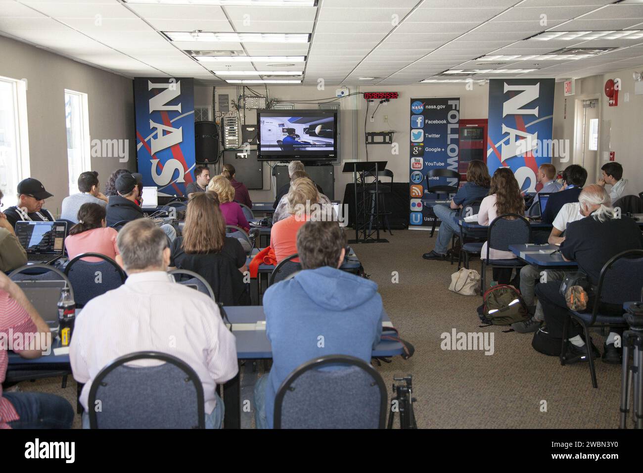 CAPE CANAVERAL, Fla. - Im Gebäude der Pressestelle des Kennedy Space Centers in Florida sehen sich Social-Media-Follower während der Social-Media-Aktivitäten der NASA einen Film mit dem Titel „Building Momentum“ an. Der Start der Raumrakete SpaceX Falcon 9 und Dragon ist für den 1. März 2013 um 10 Uhr EST vom Space Launch Complex-40 auf der Cape Canaveral Air Force Station, Florida, geplant. Dragon wird seine dritte Reise zur Raumstation machen. Sie wird Vorräte und Experimente zum umkreisenden Labor bringen. Die Mission Stockfoto