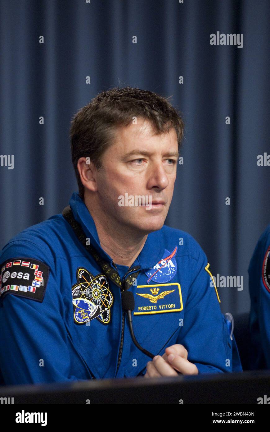 CAPE CANAVERAL, Fla. -- der STS-134-Missionsspezialist Roberto Vittori, mit der Europäischen Weltraumorganisation, nimmt an einer medialen Frage-und-Antwort-Sitzung im Pressesaal des Kennedy Space Centers der NASA in Florida Teil. Die Besatzung sollte Fragen auf der Launch Pad 39A beantworten, wo das Space Shuttle Endeavour auf den Start wartet, aber schwere Stürme, die mit einem Frontalsystem über Central Florida verbunden waren, brachten das Medienereignis ins Haus. Die sechs Crew-Mitglieder von Endeavour sind in Kennedy, um den Start-Countdown-Test (Terminal Countdown Demonstration Test, TCDT) zu erleben. Stockfoto